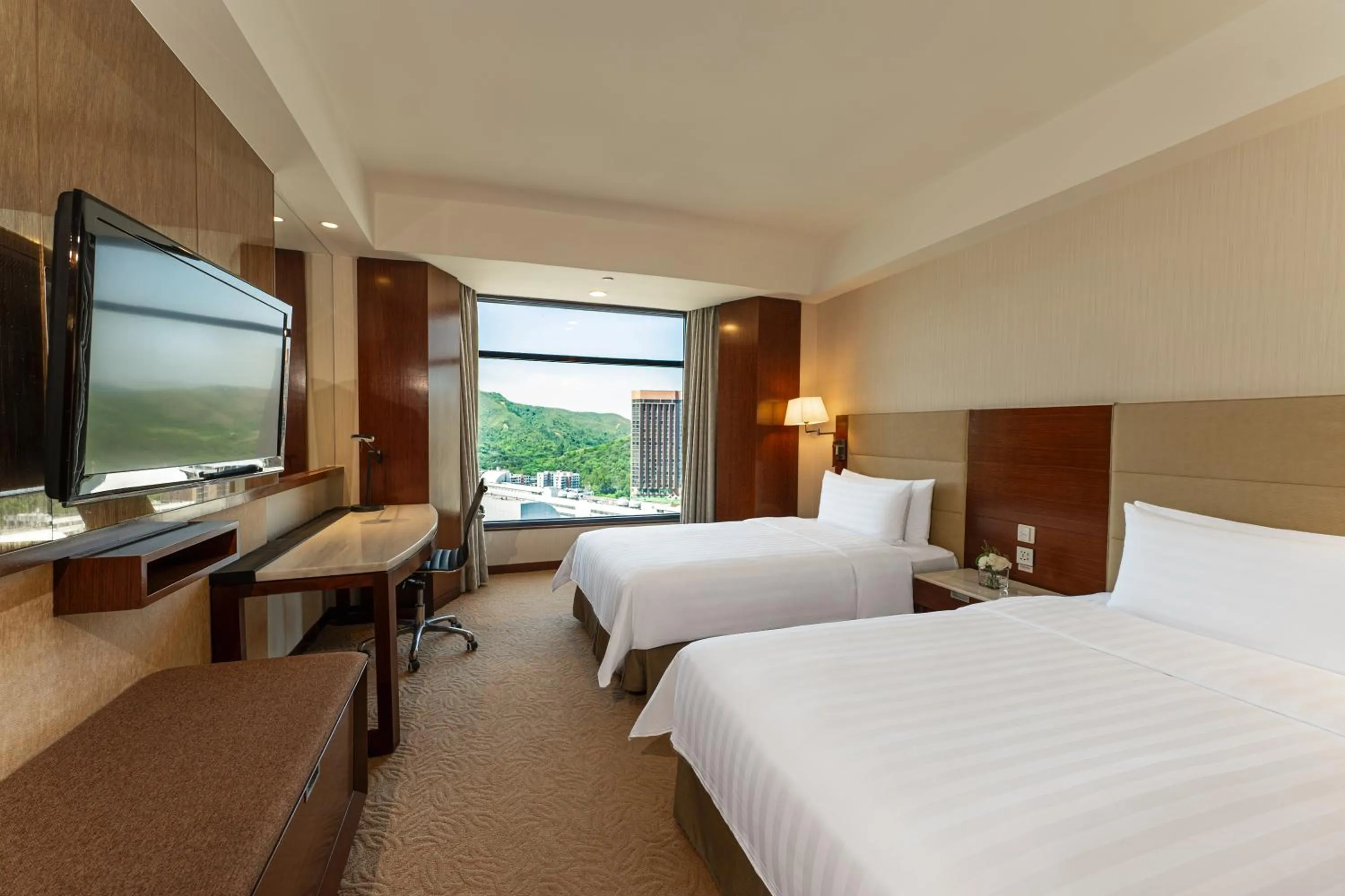Bed in Shangri-La Shenzhen - Nearby Luohu Border, Outdoor Swimming Pool