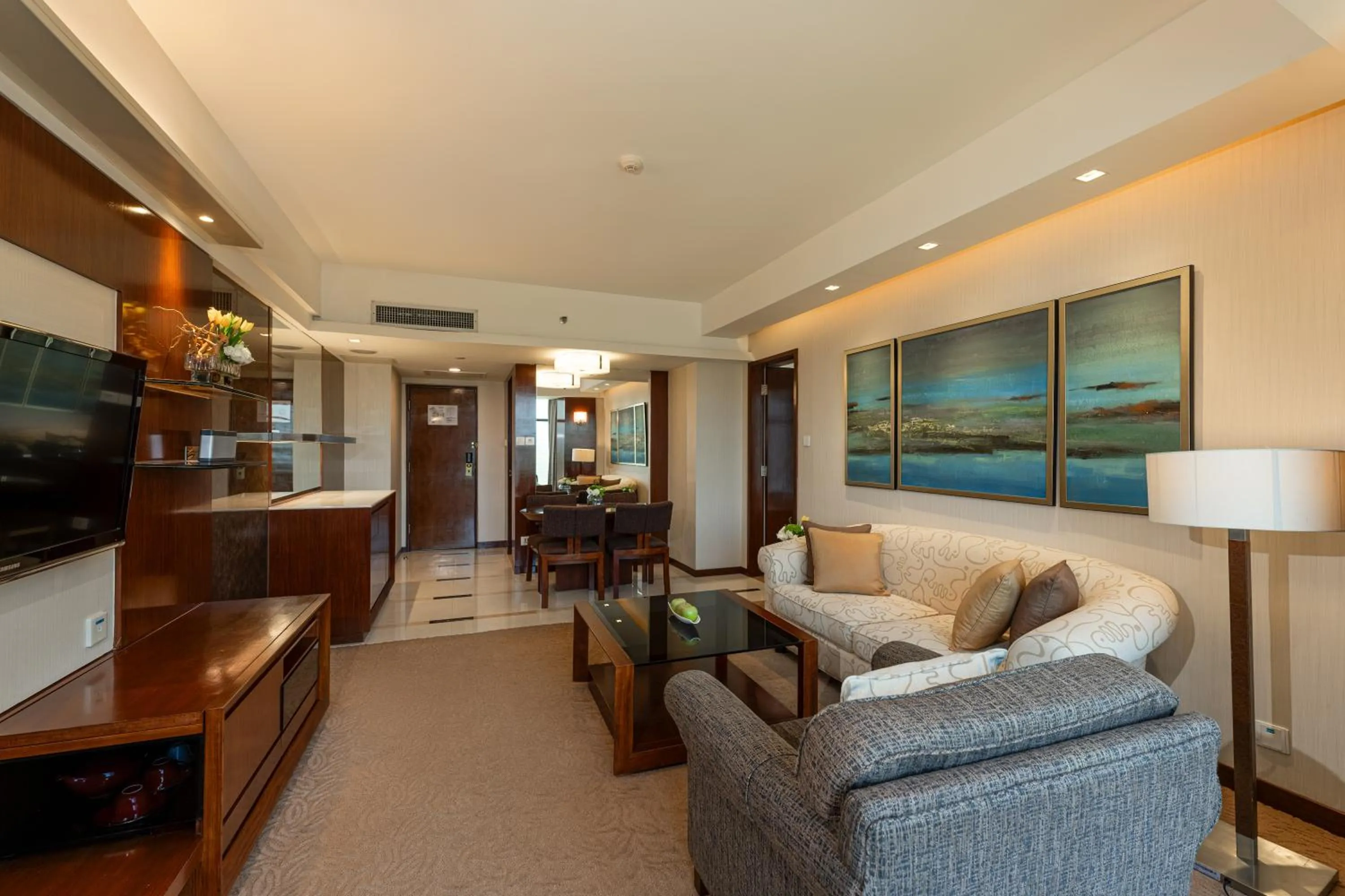 Living room in Shangri-La Shenzhen - Nearby Luohu Border, Outdoor Swimming Pool