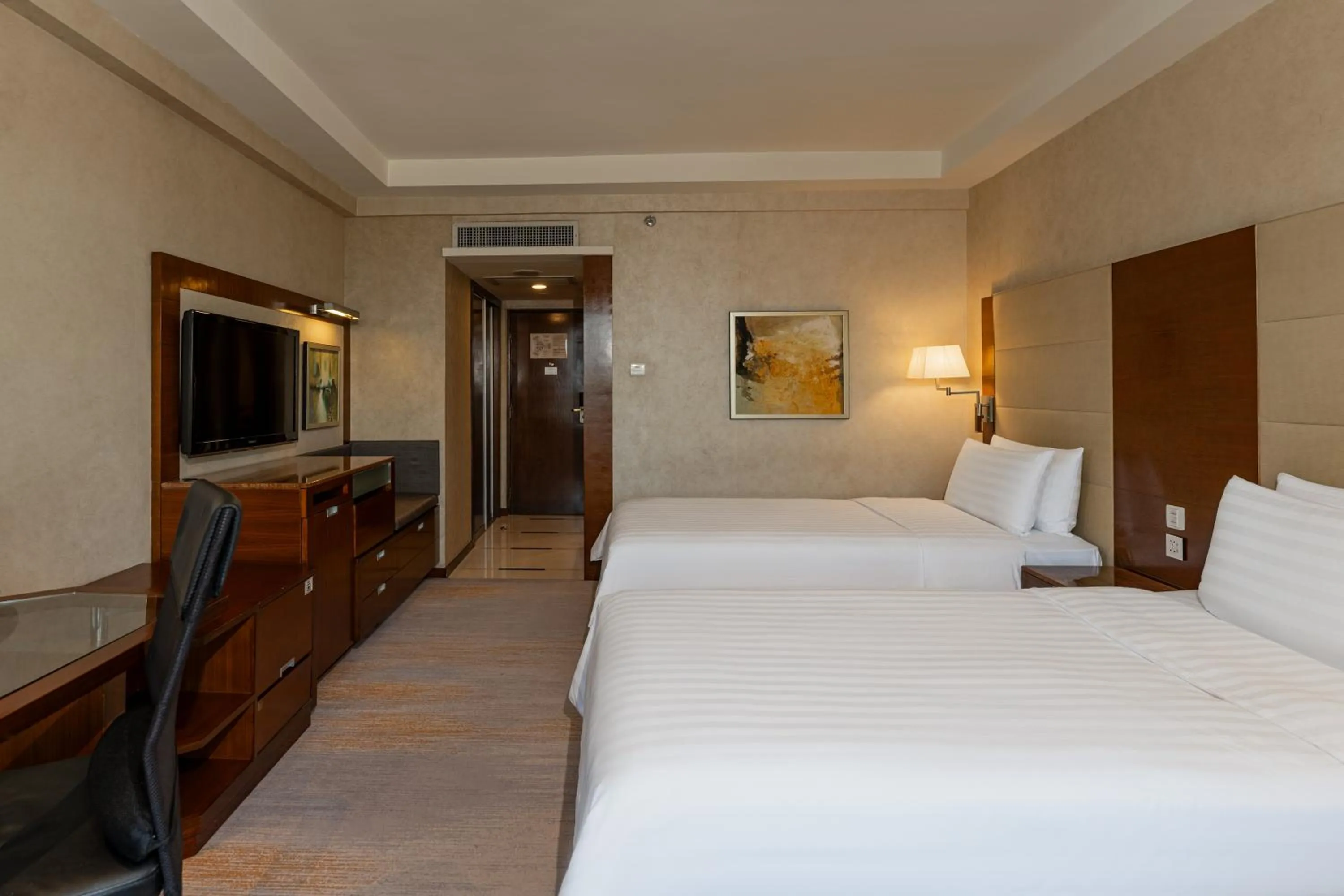 Bed in Shangri-La Shenzhen - Nearby Luohu Border, Outdoor Swimming Pool