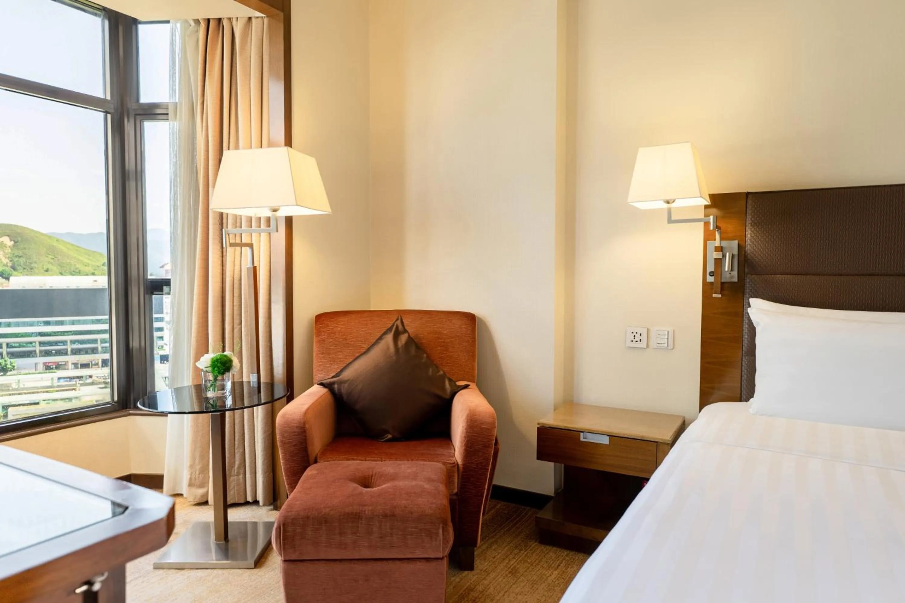 Bed in Shangri-La Shenzhen - Nearby Luohu Border, Outdoor Swimming Pool