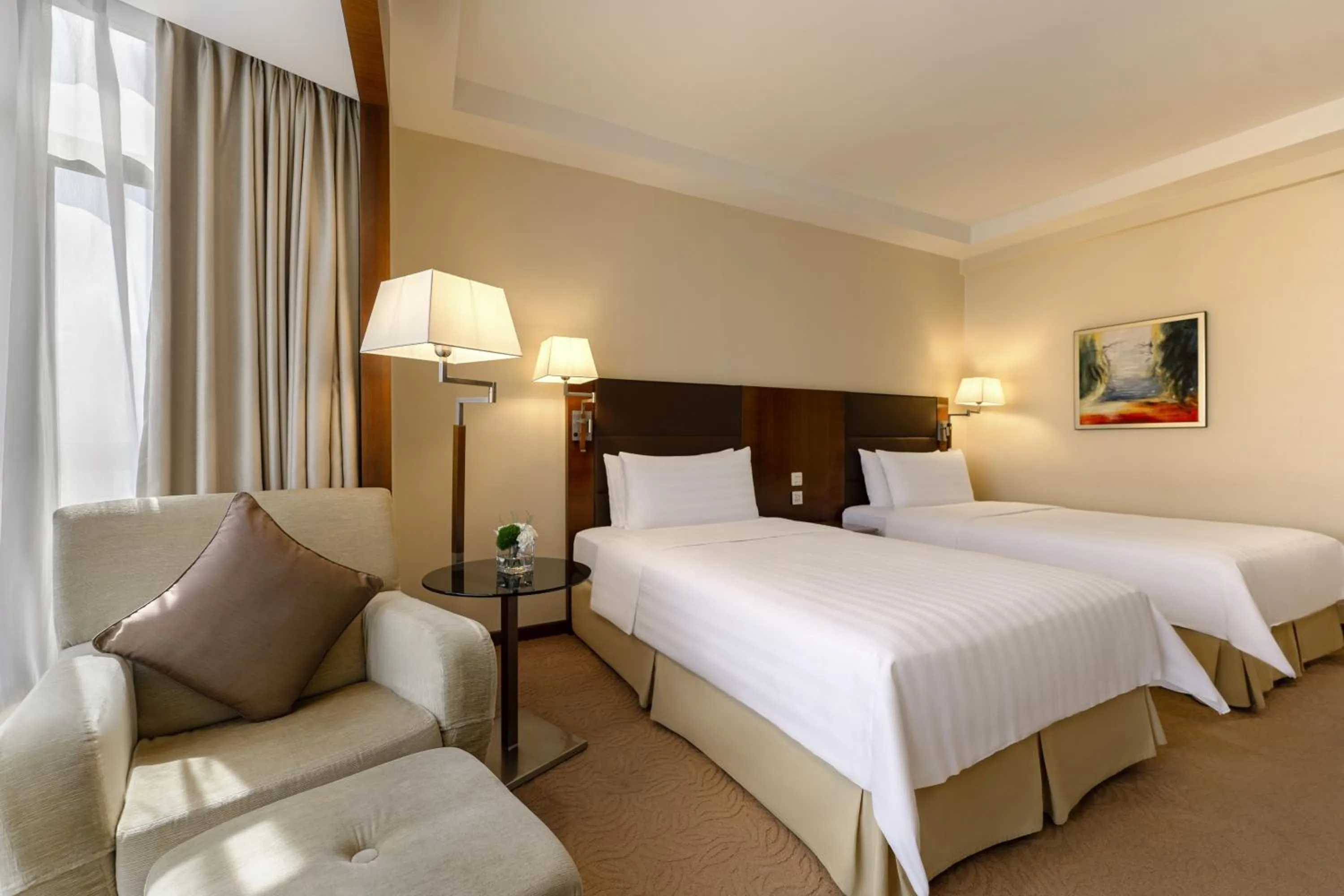 Bed in Shangri-La Shenzhen - Nearby Luohu Border, Outdoor Swimming Pool