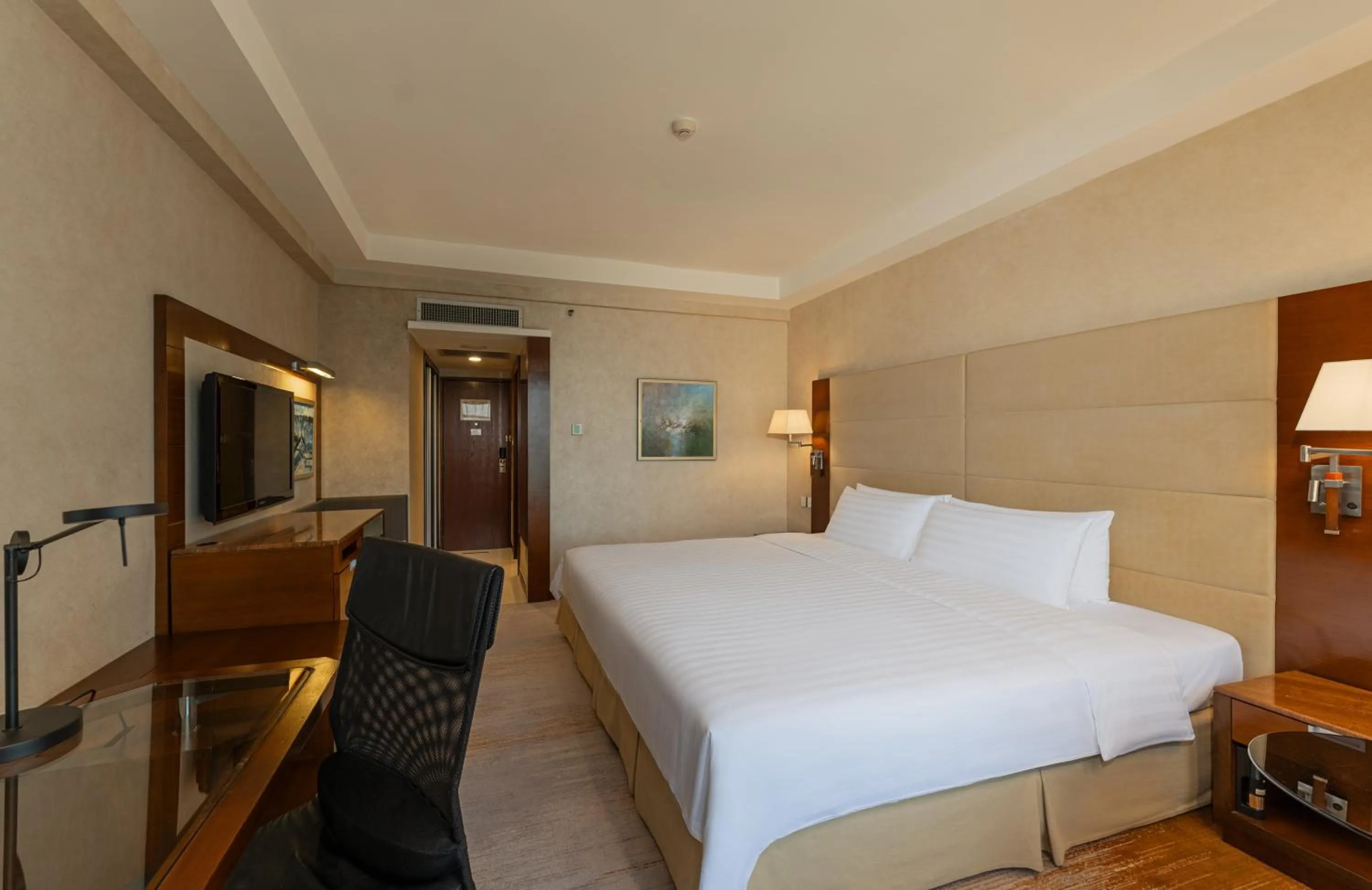 Photo of the whole room, Bed in Shangri-La Shenzhen - Nearby Luohu Border, Outdoor Swimming Pool