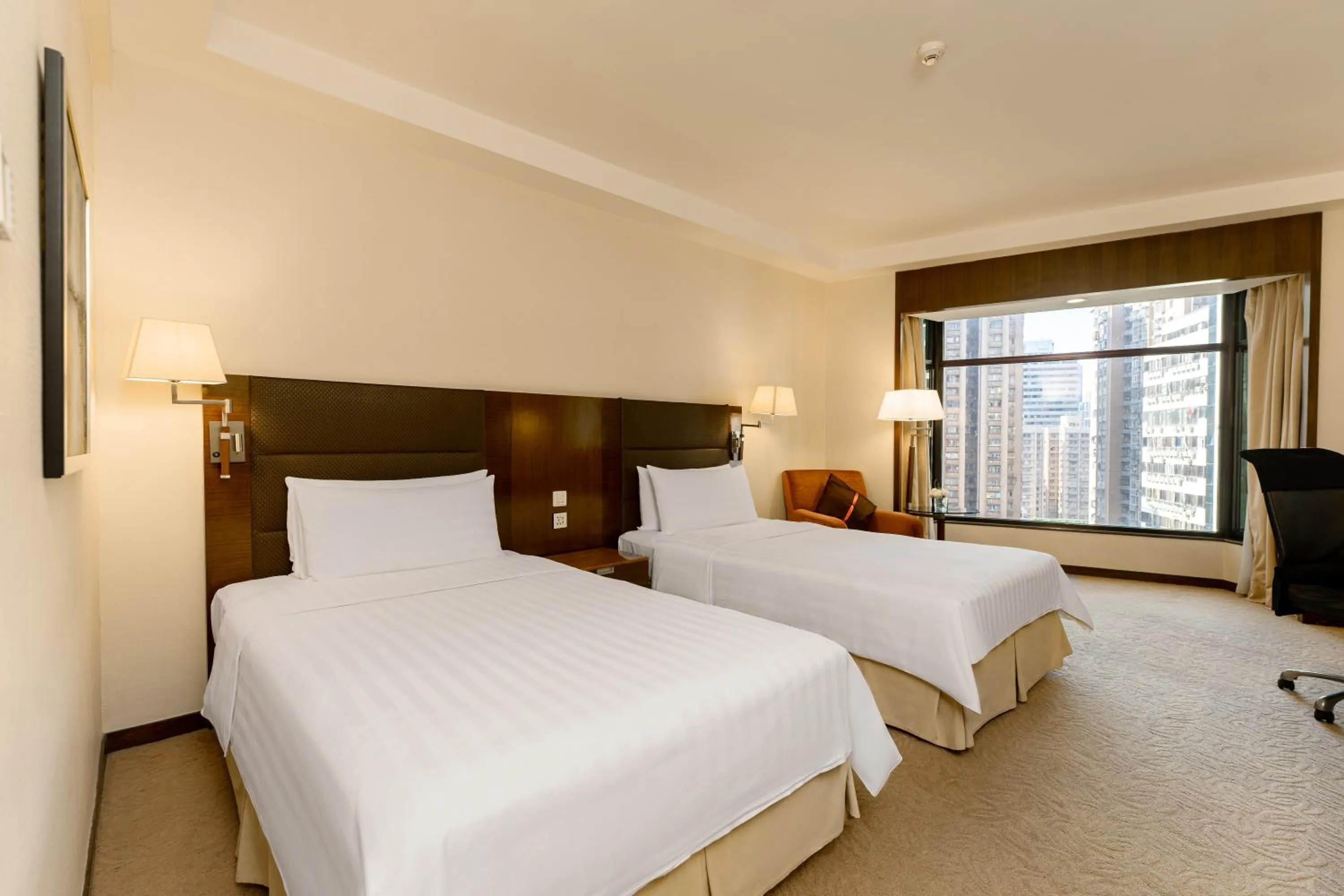 Bed in Shangri-La Shenzhen - Nearby Luohu Border, Outdoor Swimming Pool