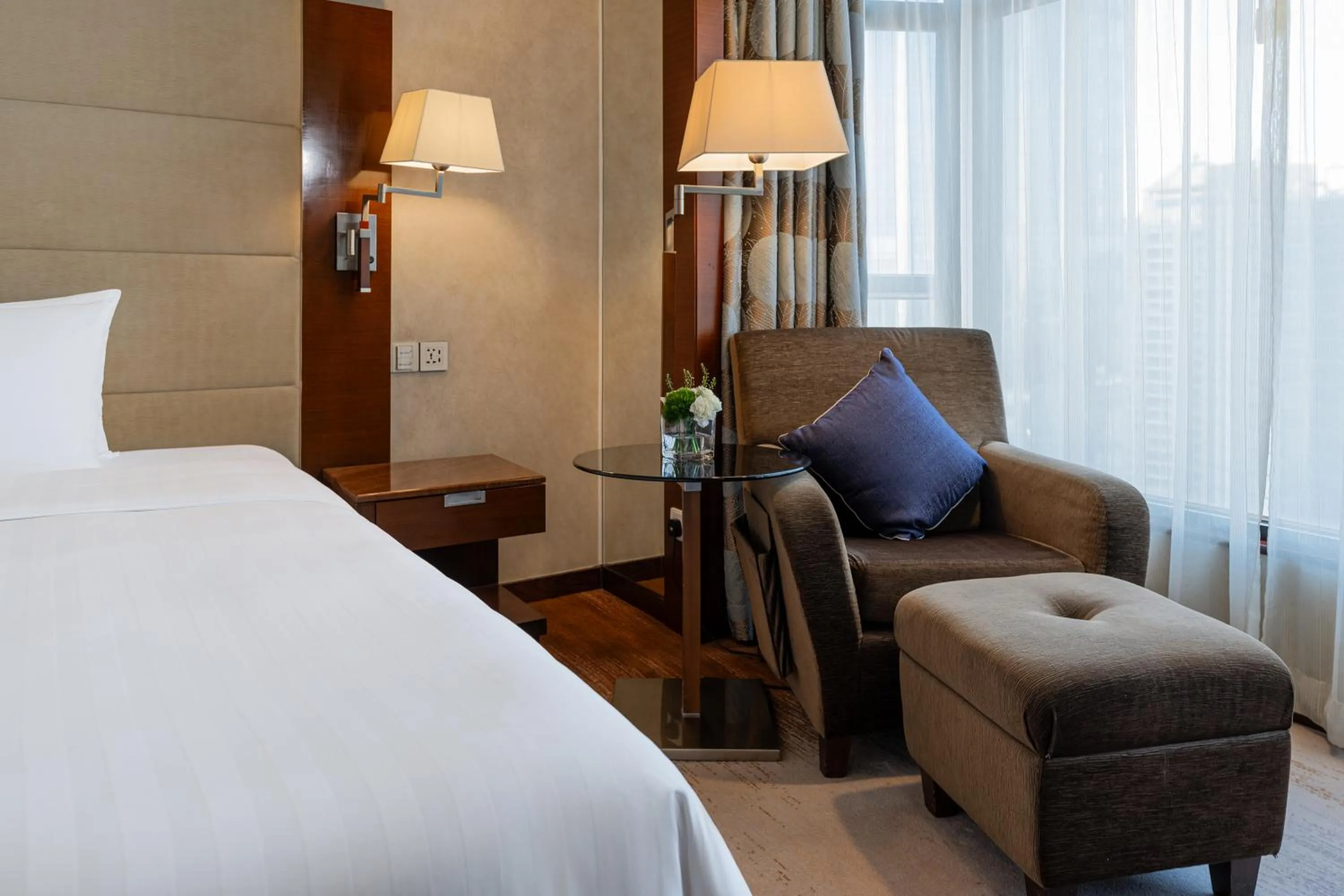 Bed in Shangri-La Shenzhen - Nearby Luohu Border, Outdoor Swimming Pool