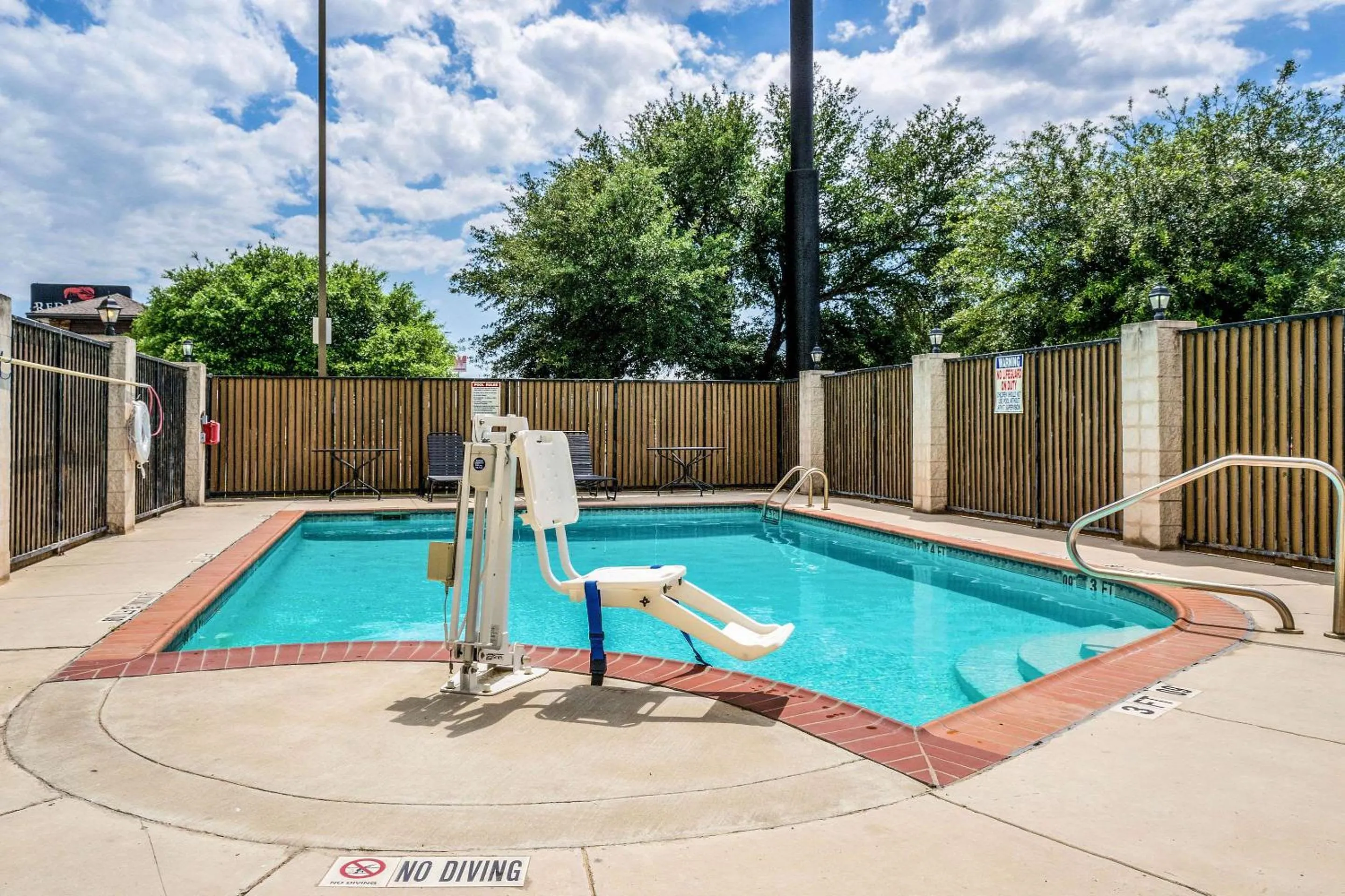 Swimming pool in Comfort Suites Near Texas State University