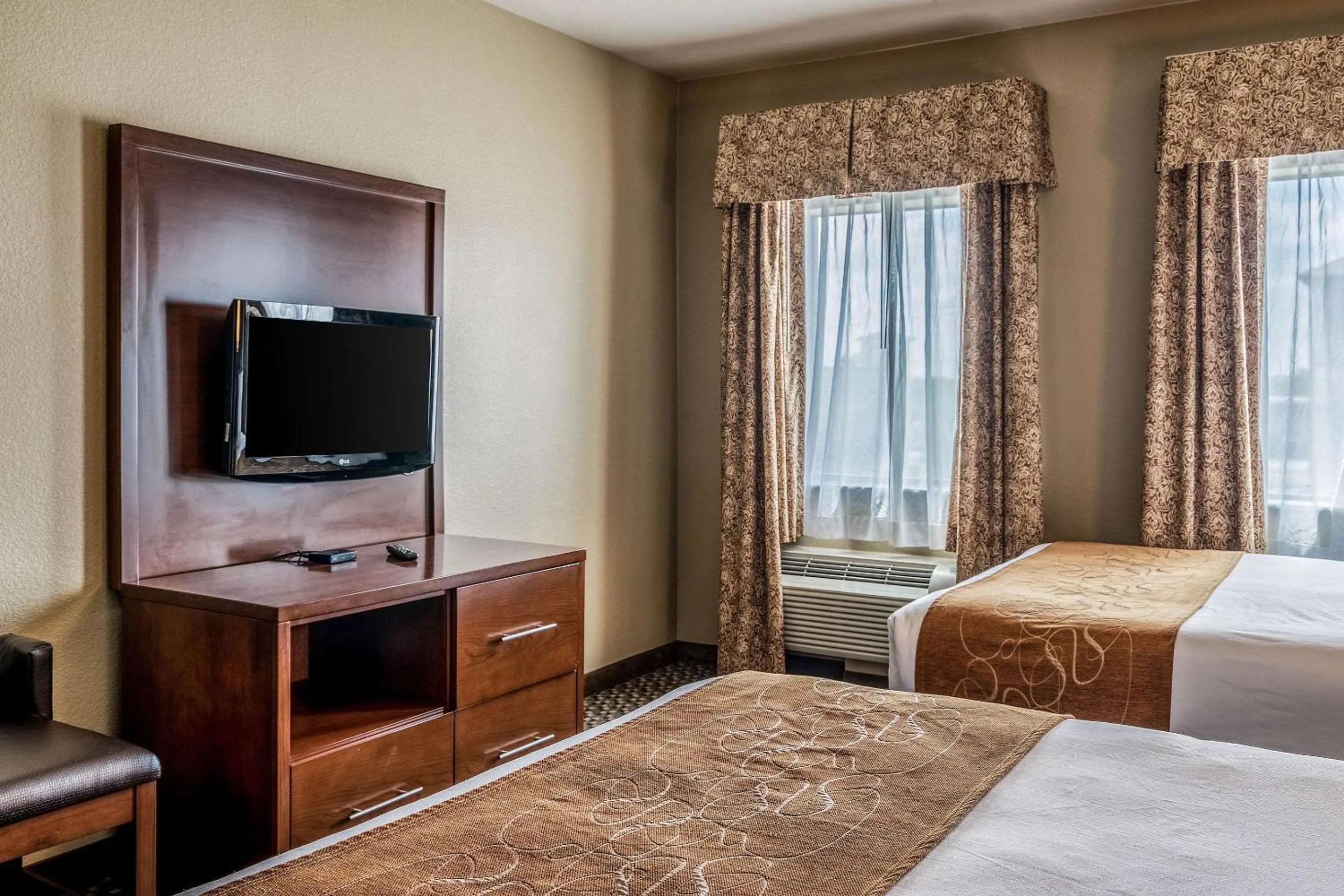Bedroom, Bed in Comfort Suites Near Texas State University