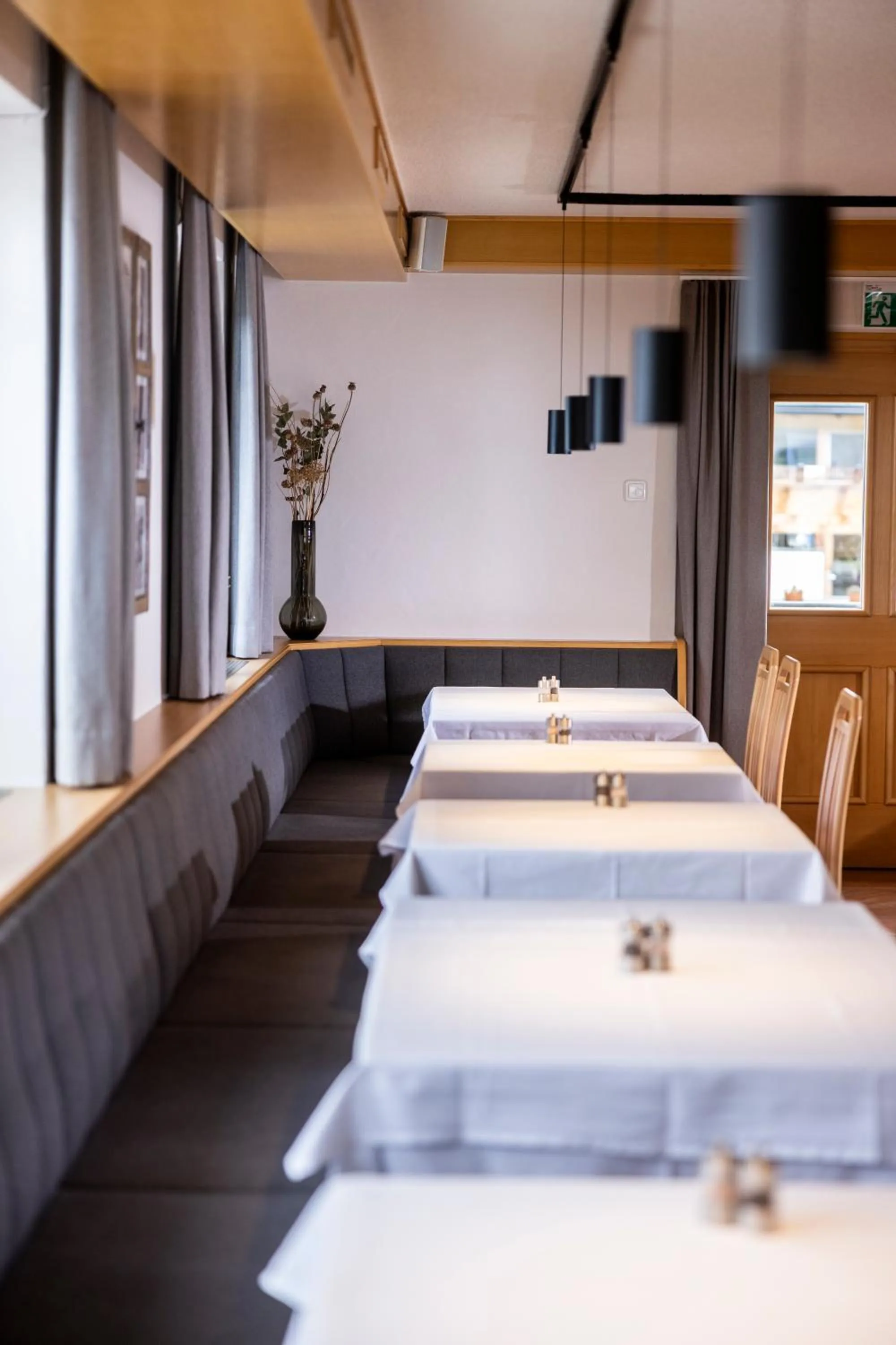 Restaurant/places to eat, Bed in Hotel Gesser