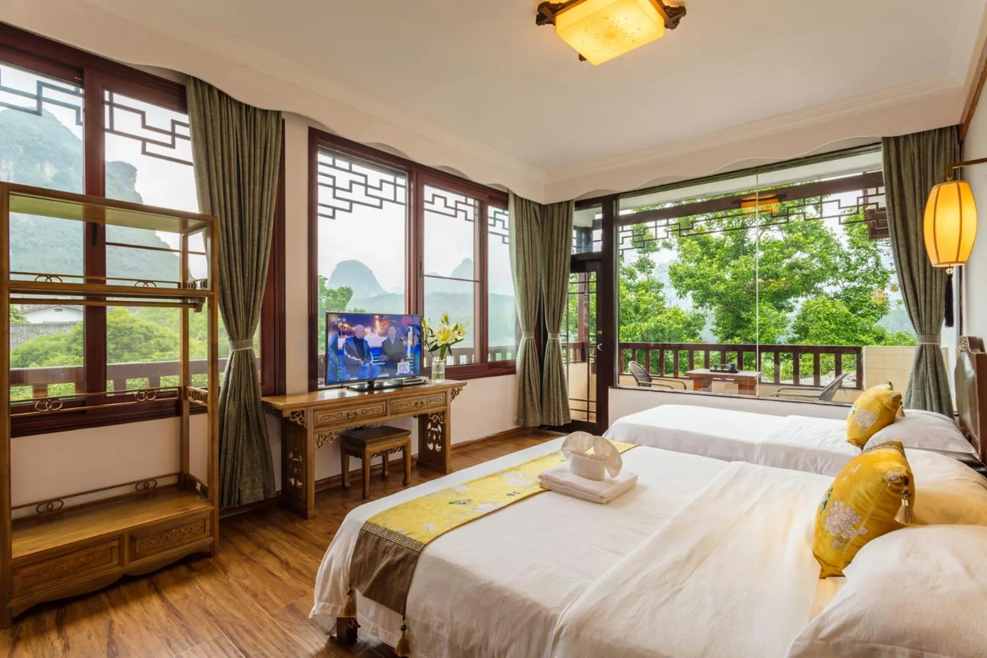 Photo of the whole room, Bed in Yangshuo River View Hotel