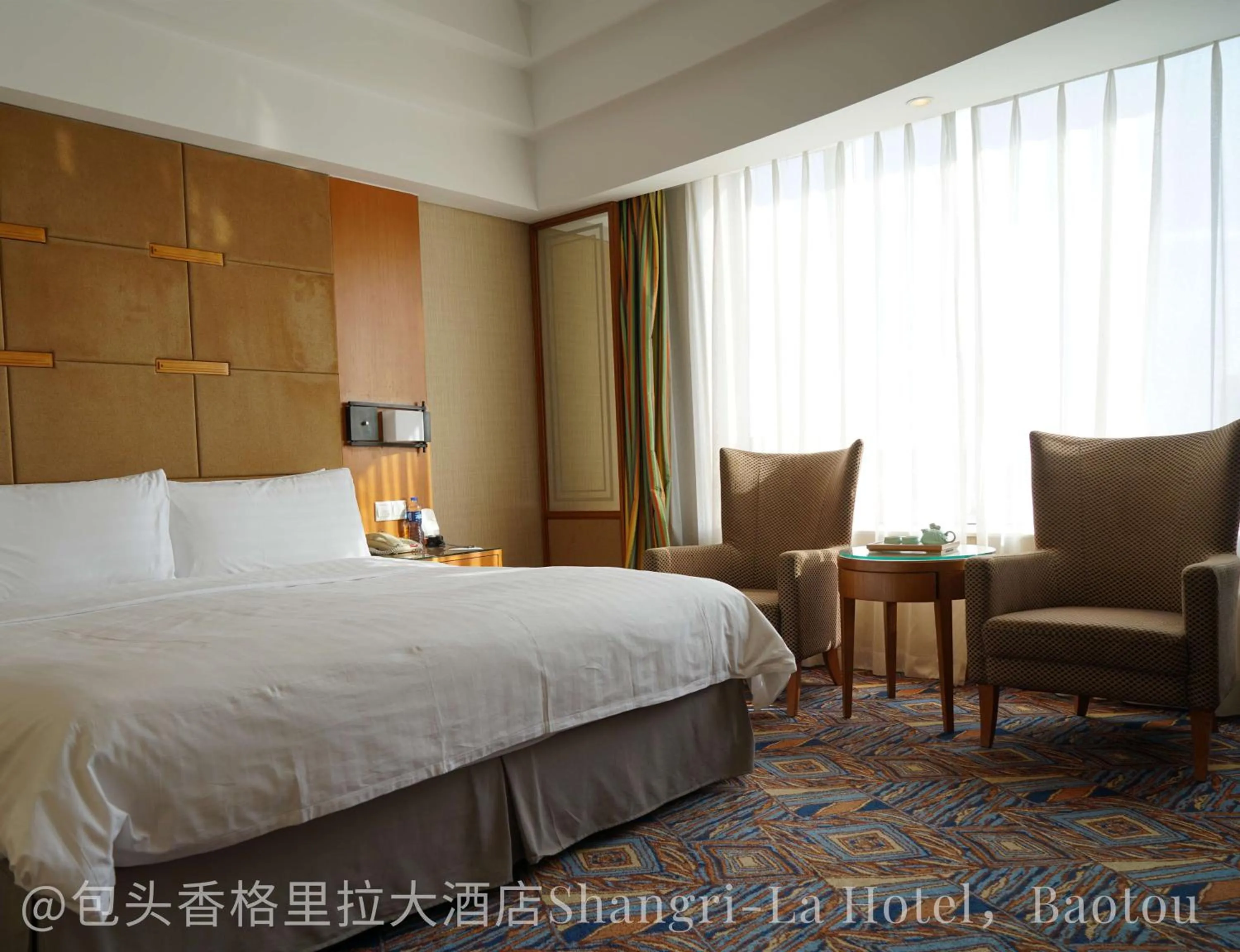 Photo of the whole room, Bed in Shangri-La Baotou