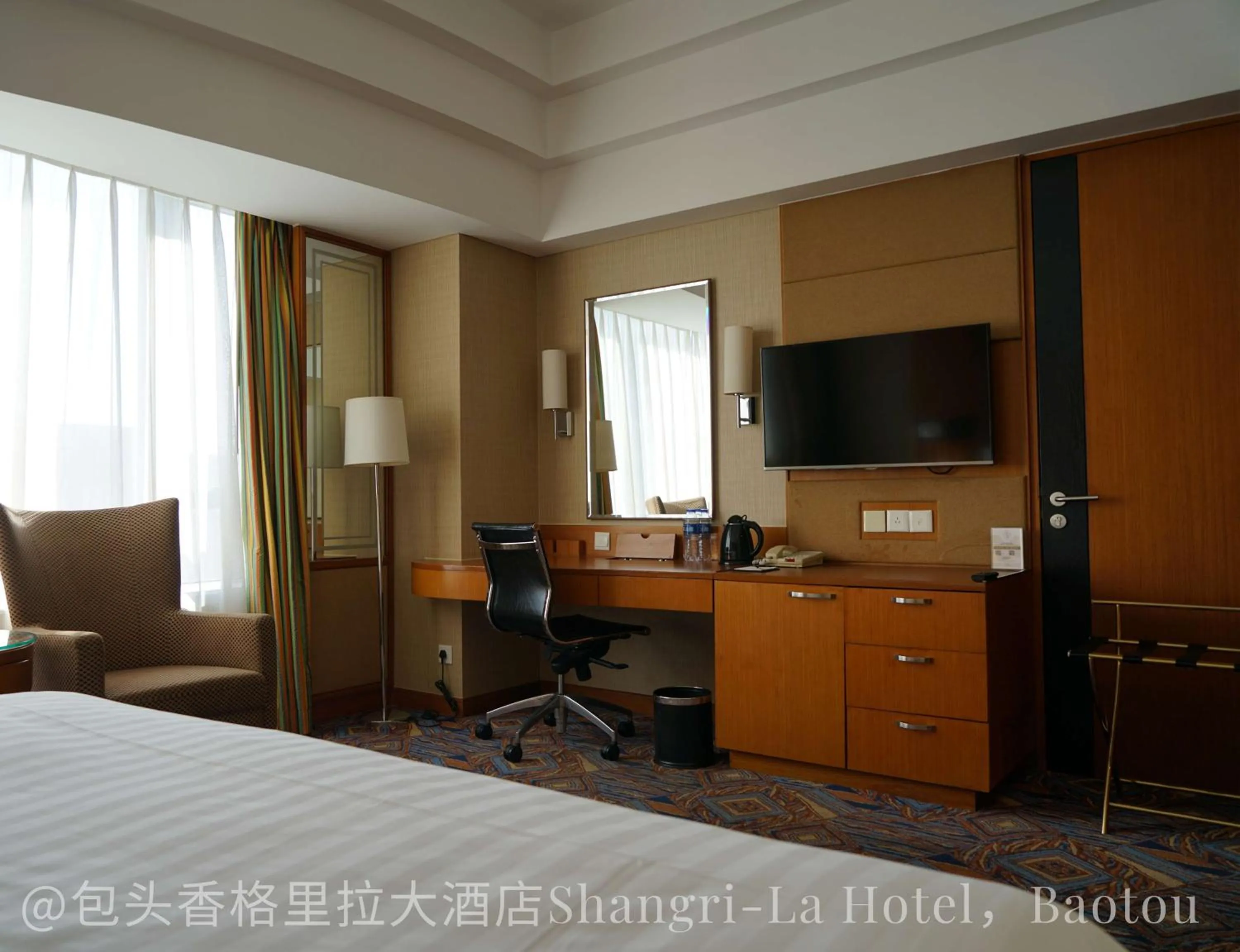 Photo of the whole room, Bed in Shangri-La Baotou