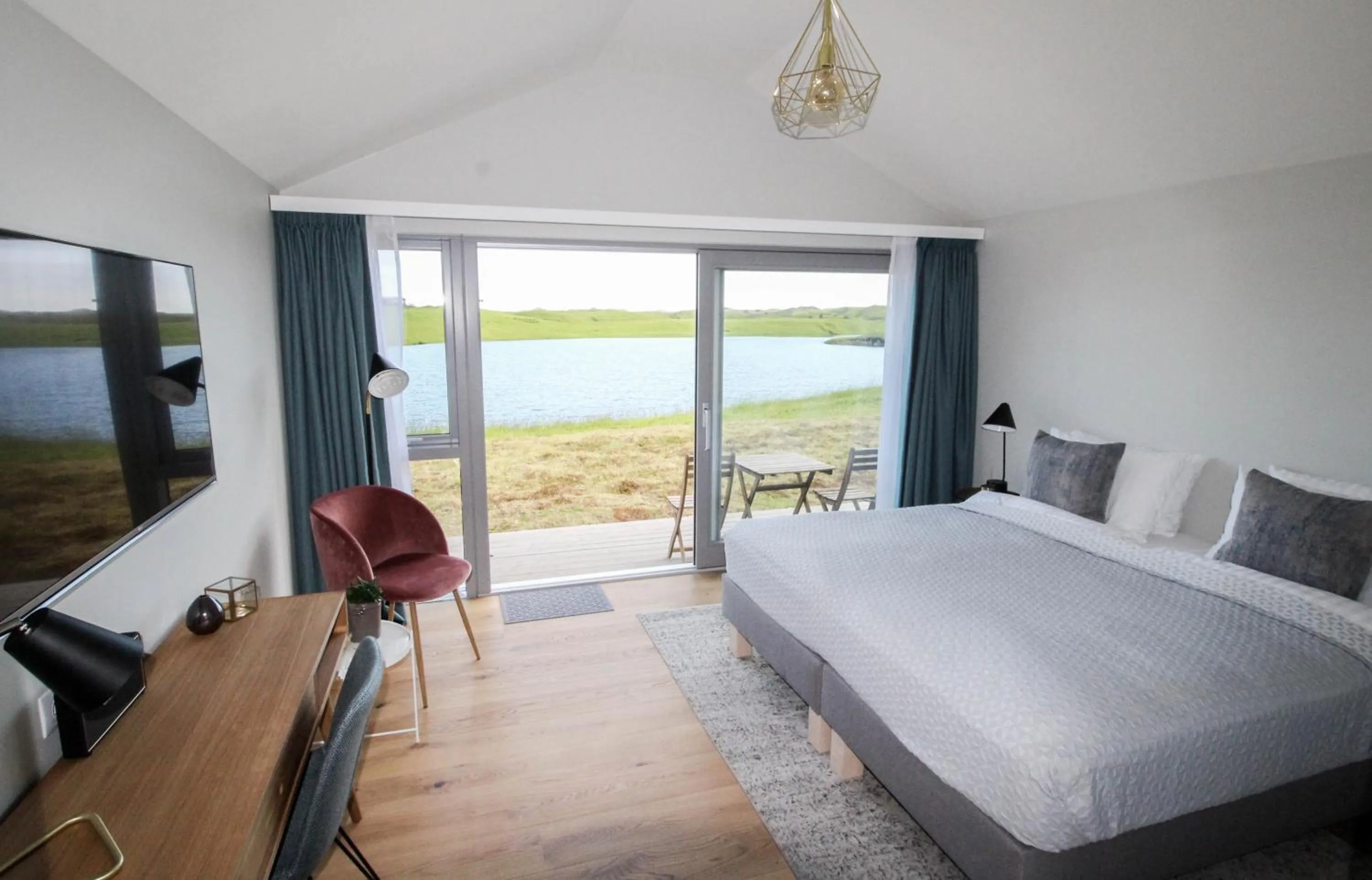 Lake view, Bed in Magma Hotel