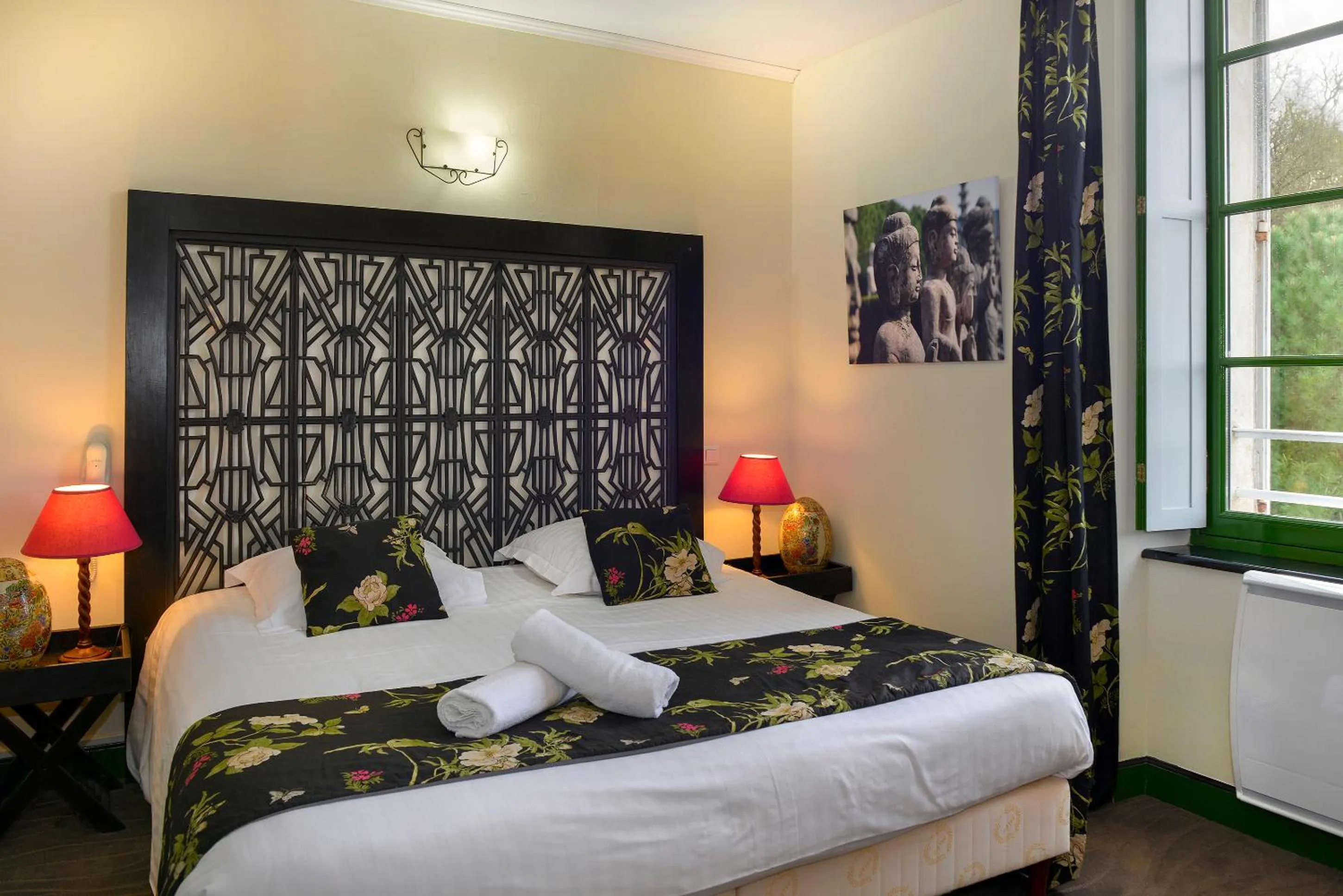 Bed in Hôtel & Spa du Domaine des Thômeaux, The Originals Relais