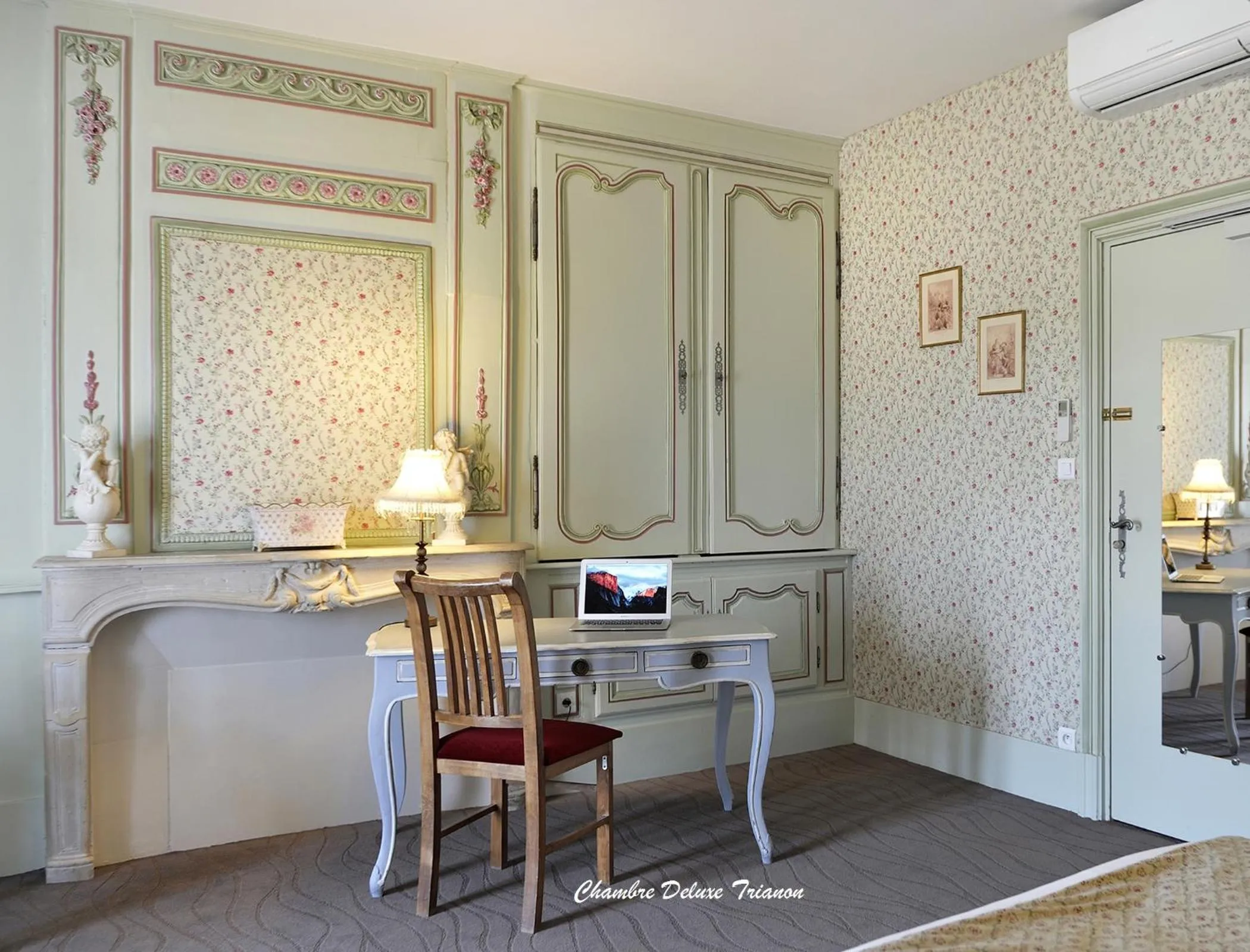 Decorative detail in Hôtel & Spa du Domaine des Thômeaux, The Originals Relais