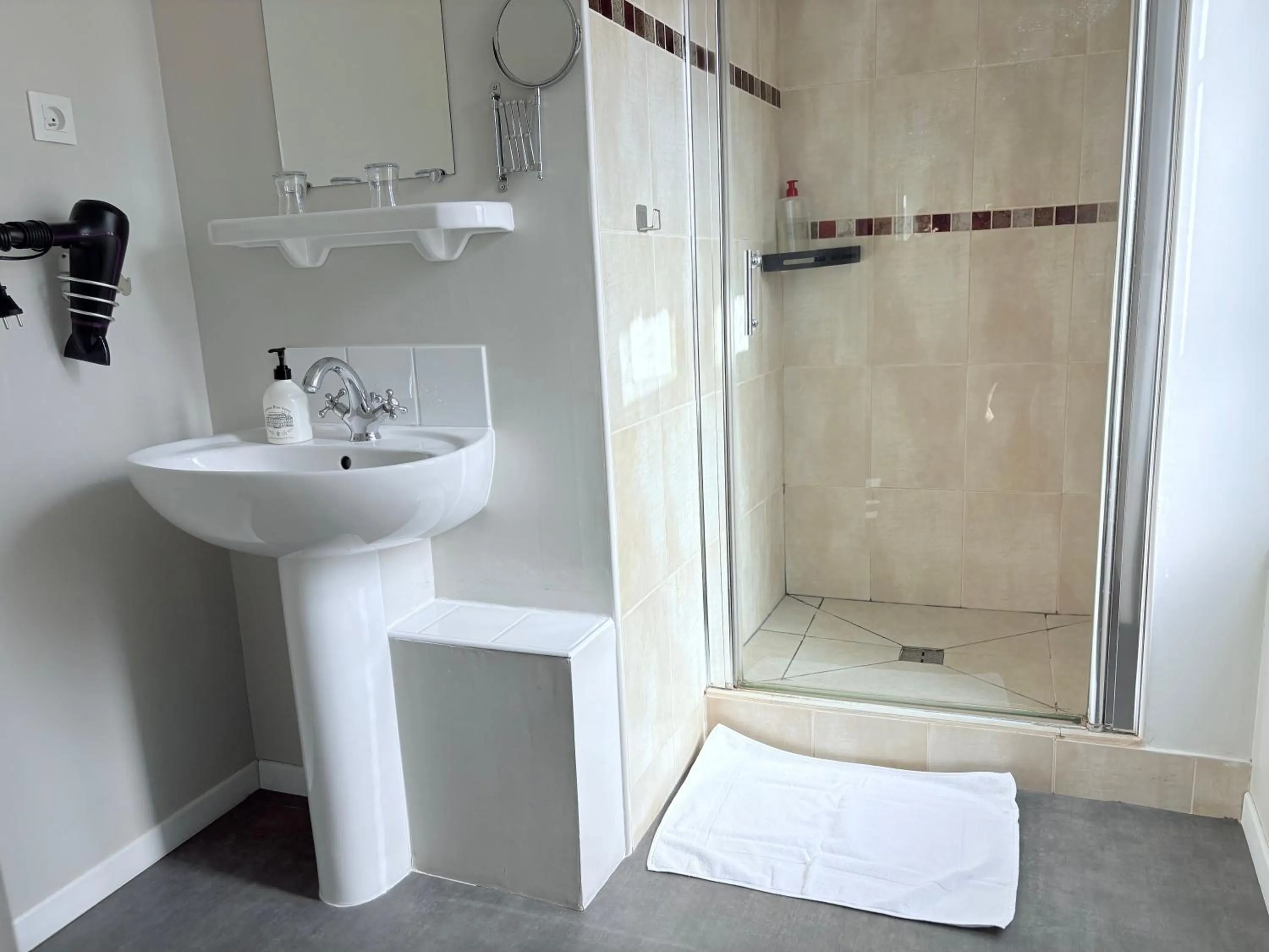 Bathroom in Au Richebourg Nogent