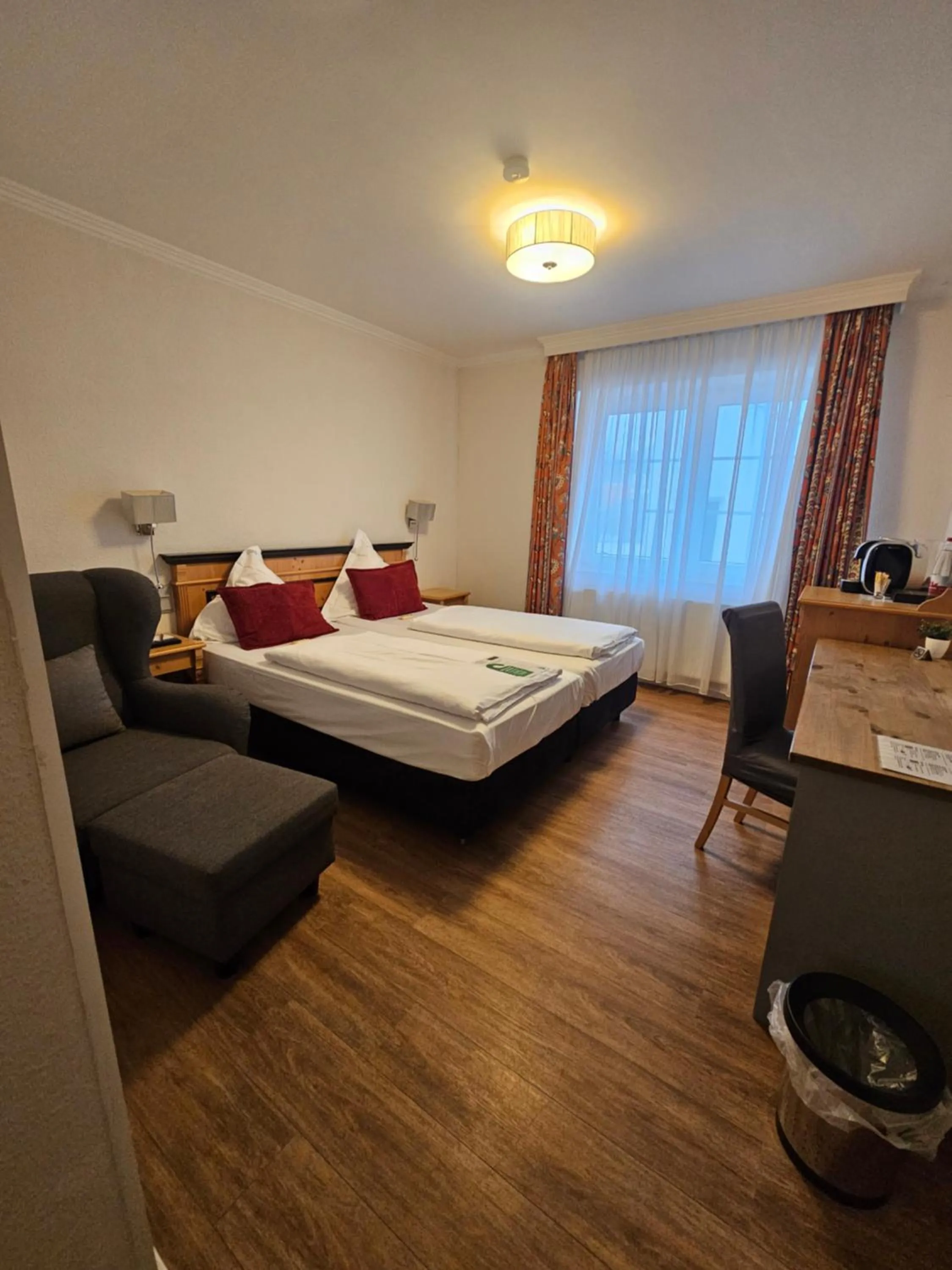 room service, Bed in Hotel Zum Zeppelin Hamburg