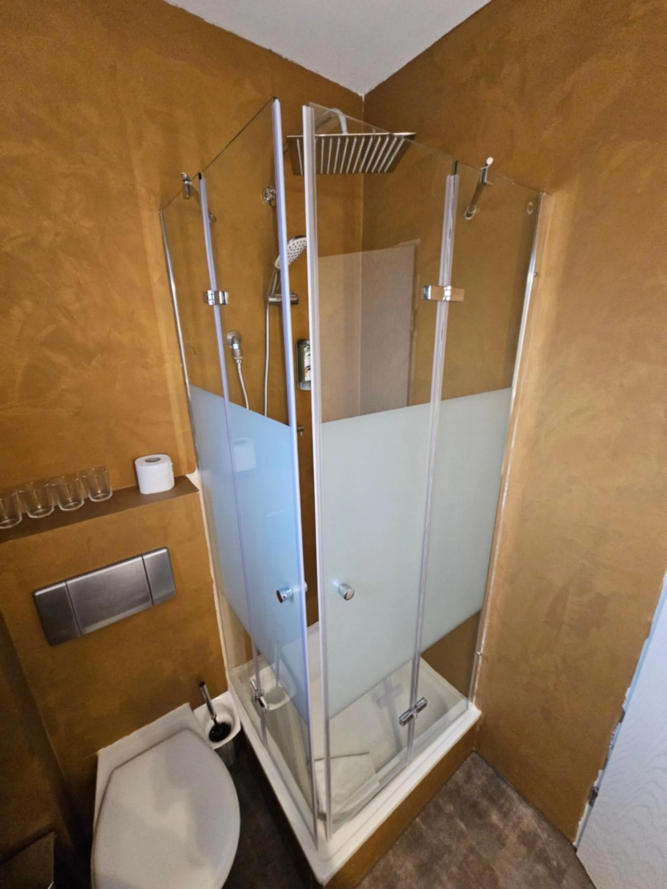 Shower in Hotel Zum Zeppelin Hamburg