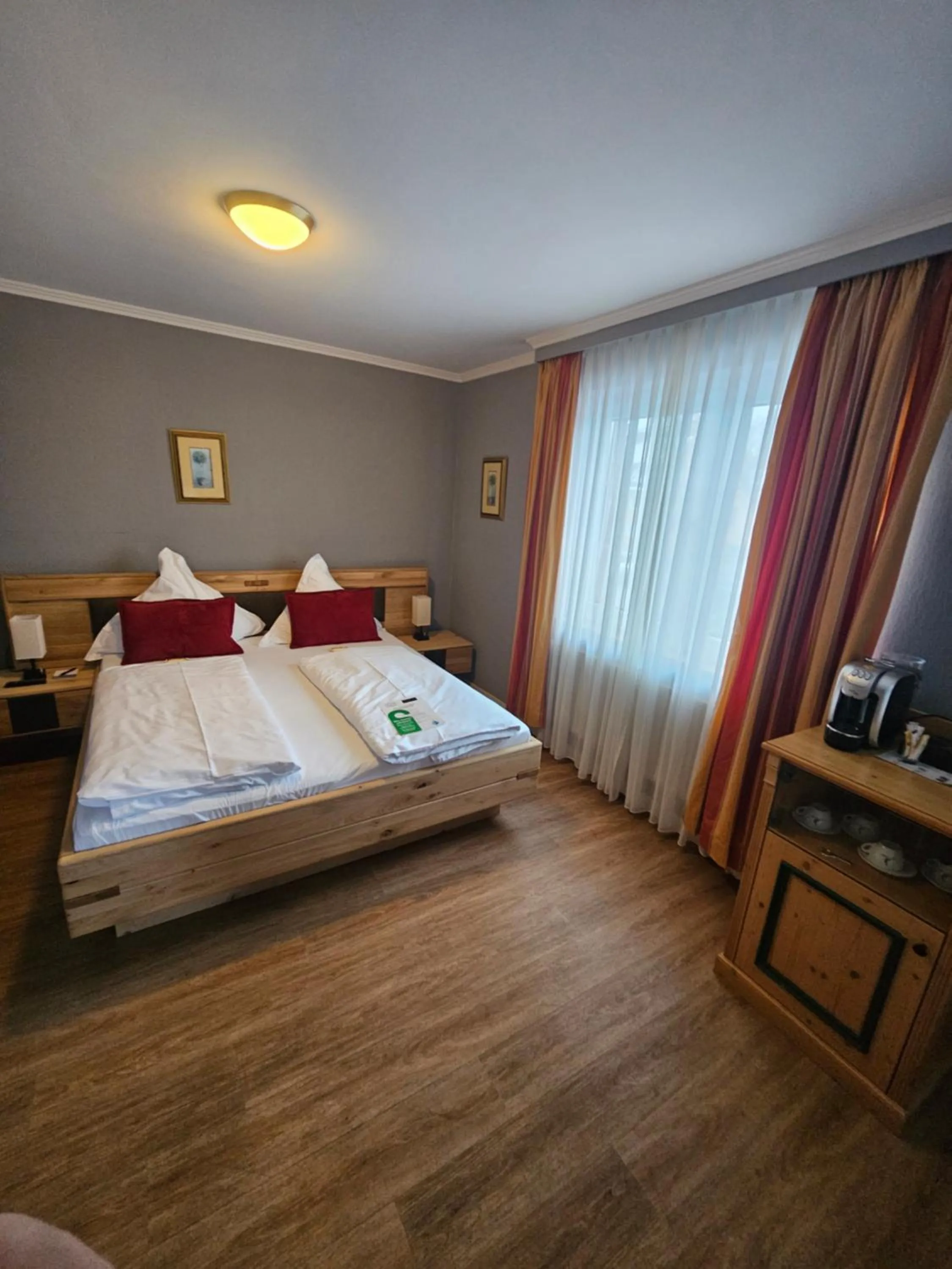 Photo of the whole room, Bed in Hotel Zum Zeppelin Hamburg