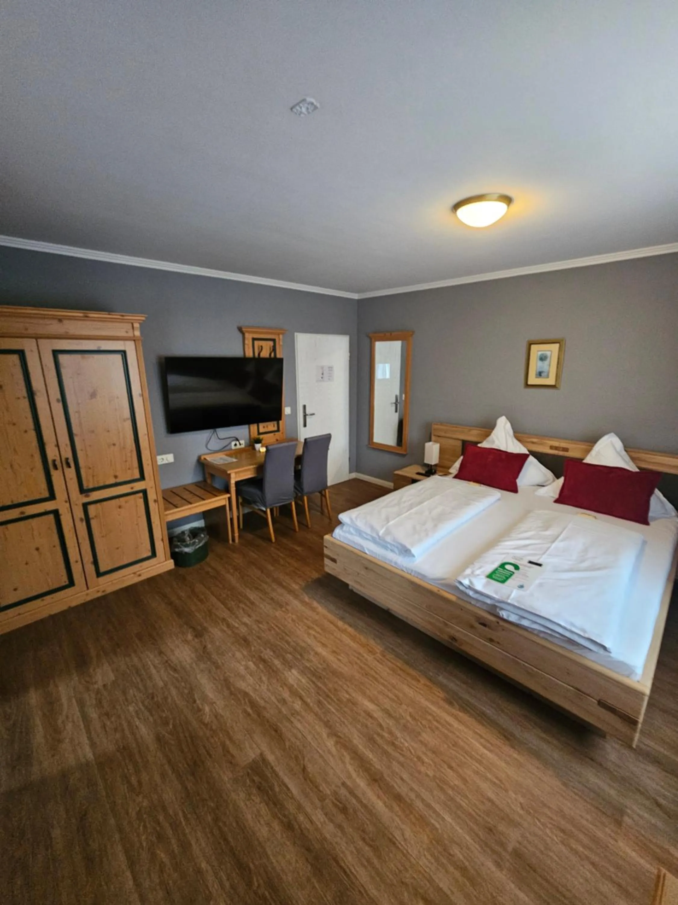 Photo of the whole room, Bed in Hotel Zum Zeppelin Hamburg