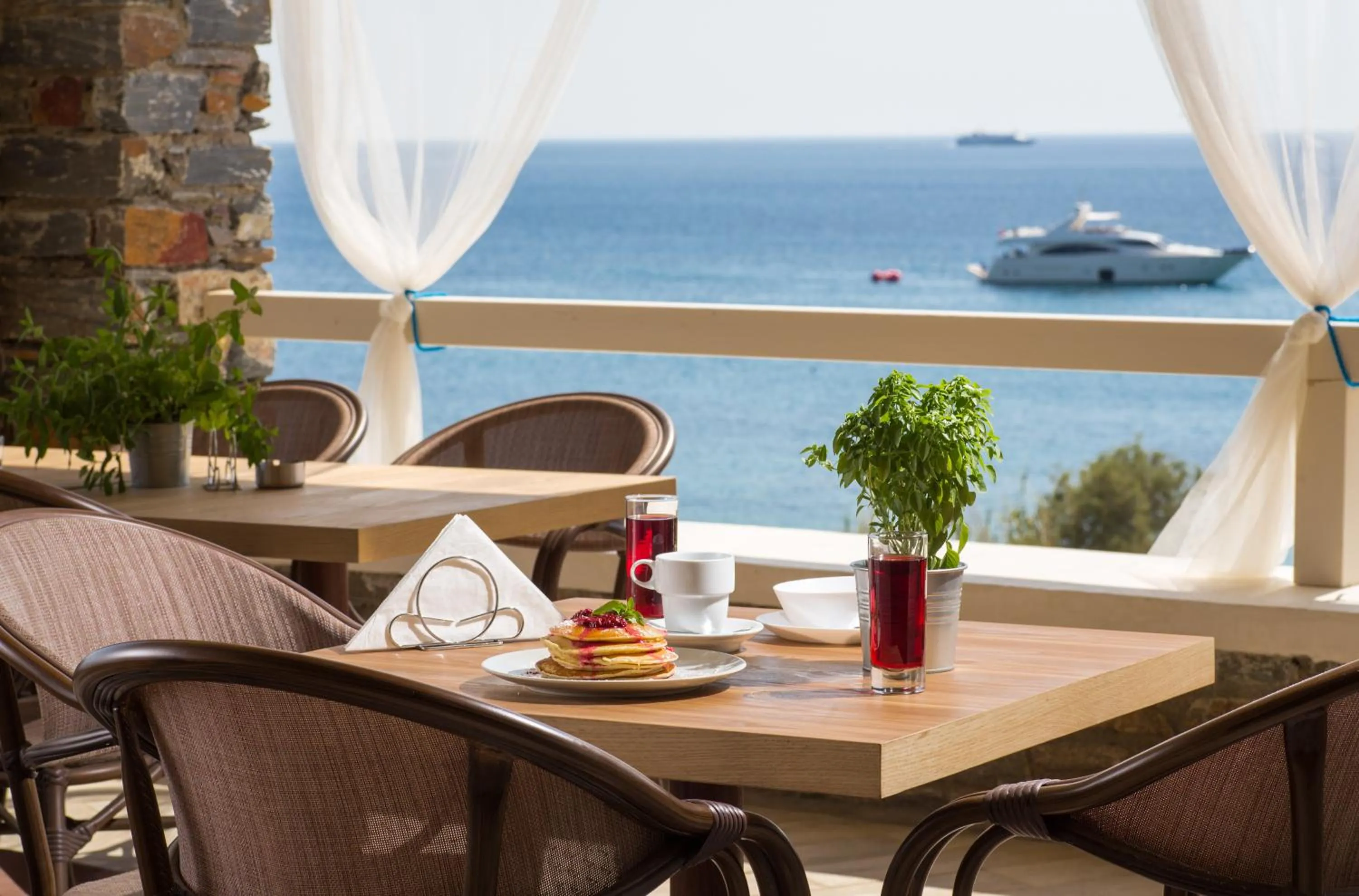 Restaurant/places to eat in Anamar Kea Boutique