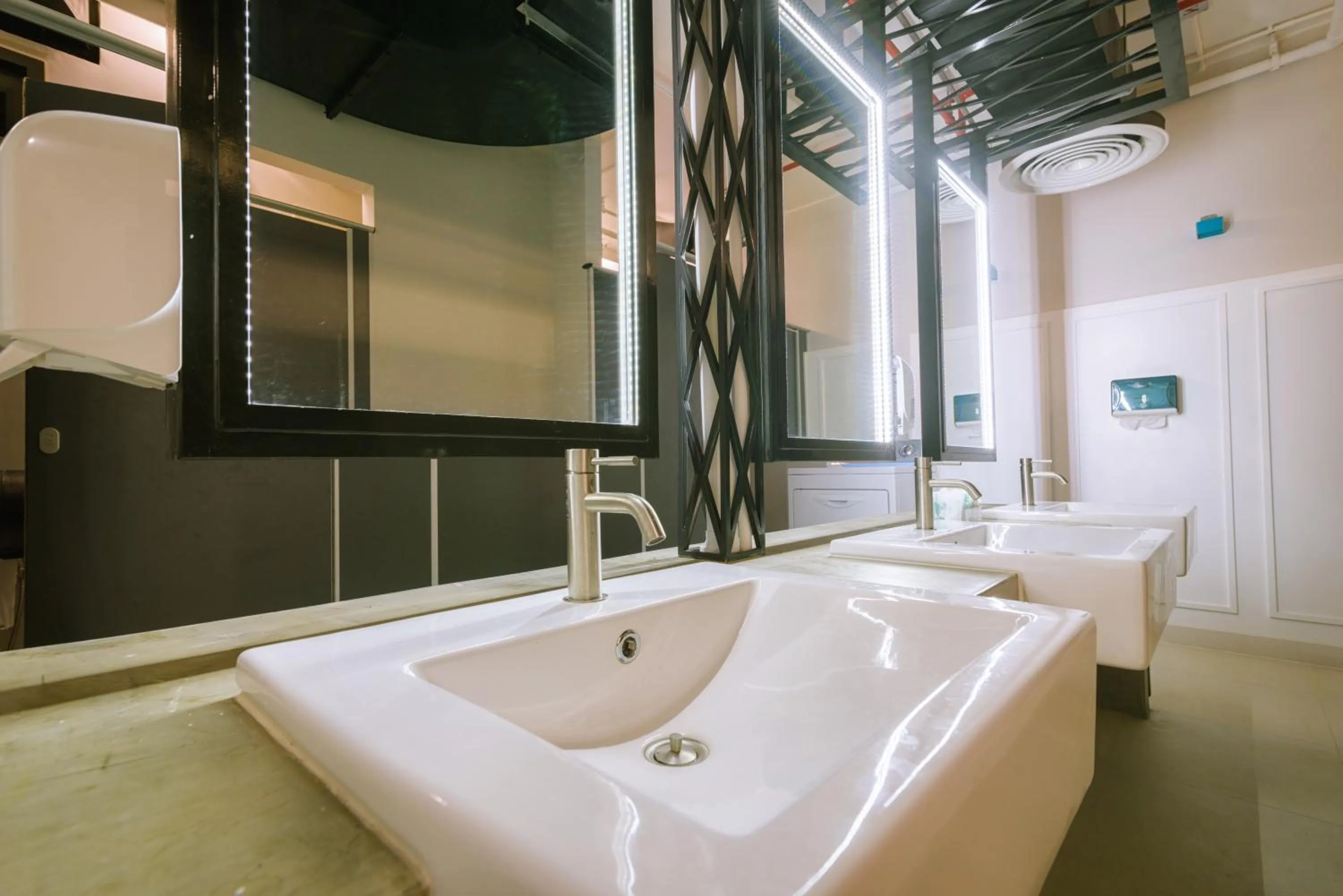 Shower in Lub d Siem Reap - Near Pub Street & Angkor Wat