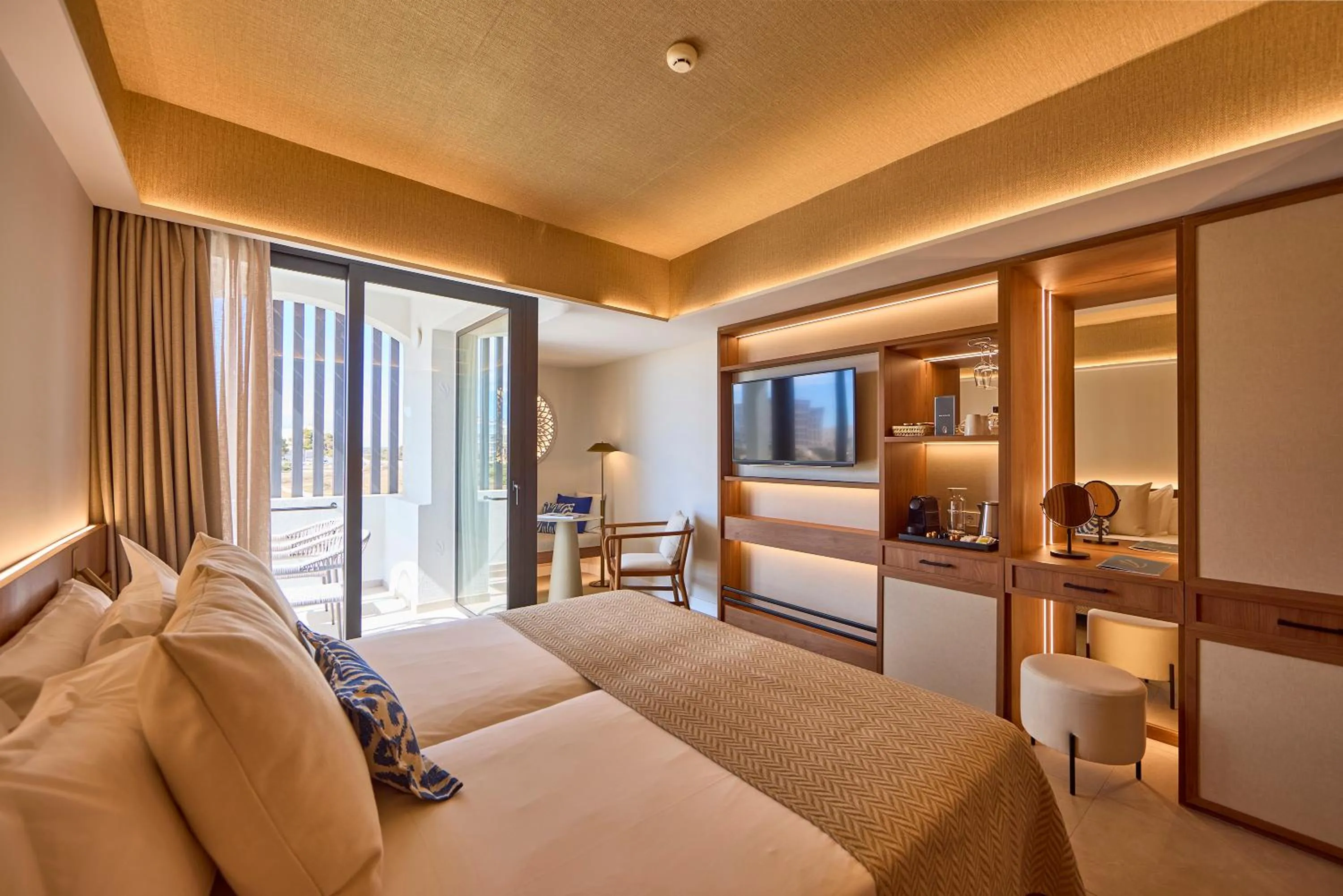 Photo of the whole room, Bed in Universal Grand León & Spa