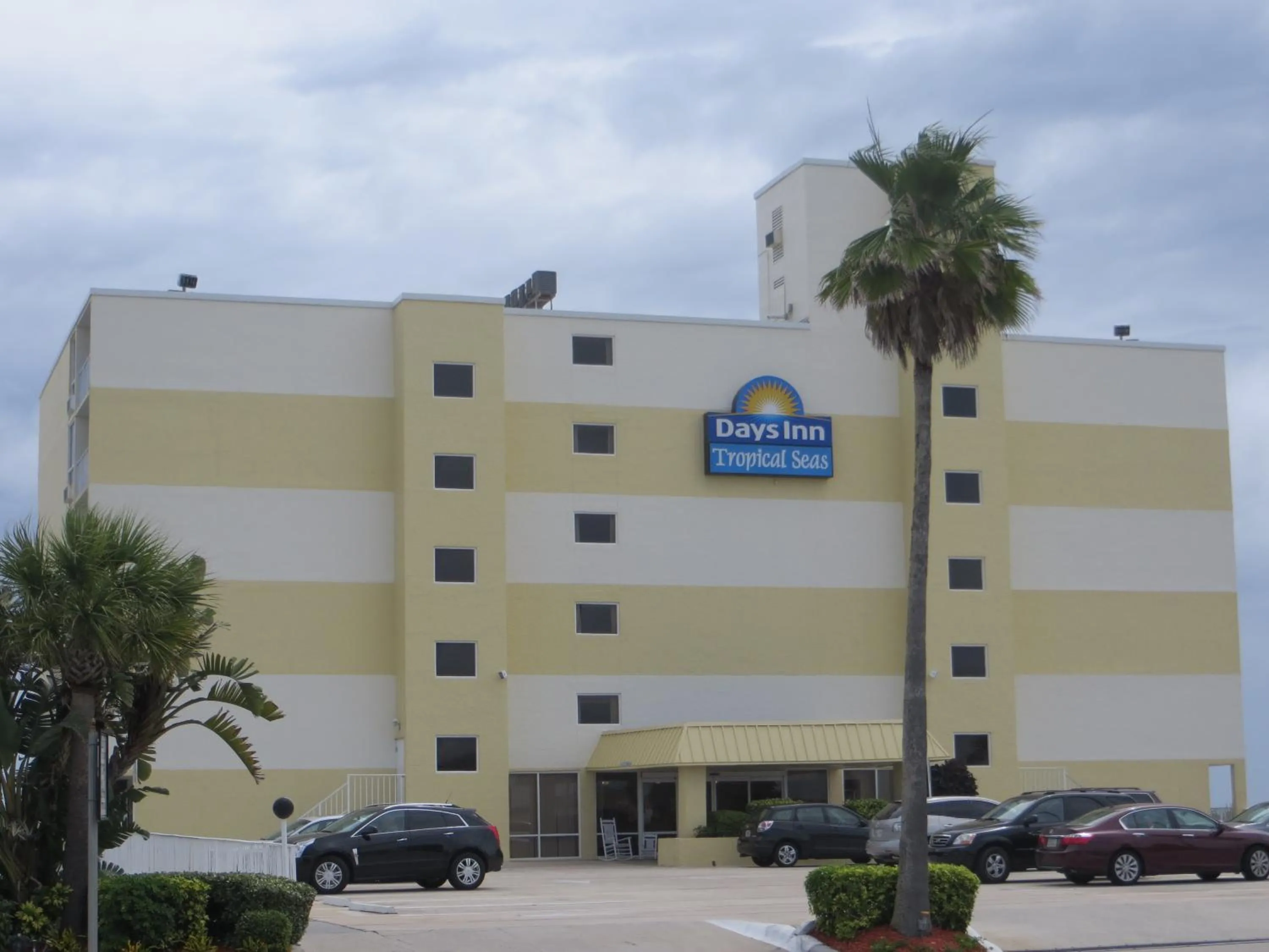 Facade/entrance in Days Inn by Wyndham Daytona Oceanfront