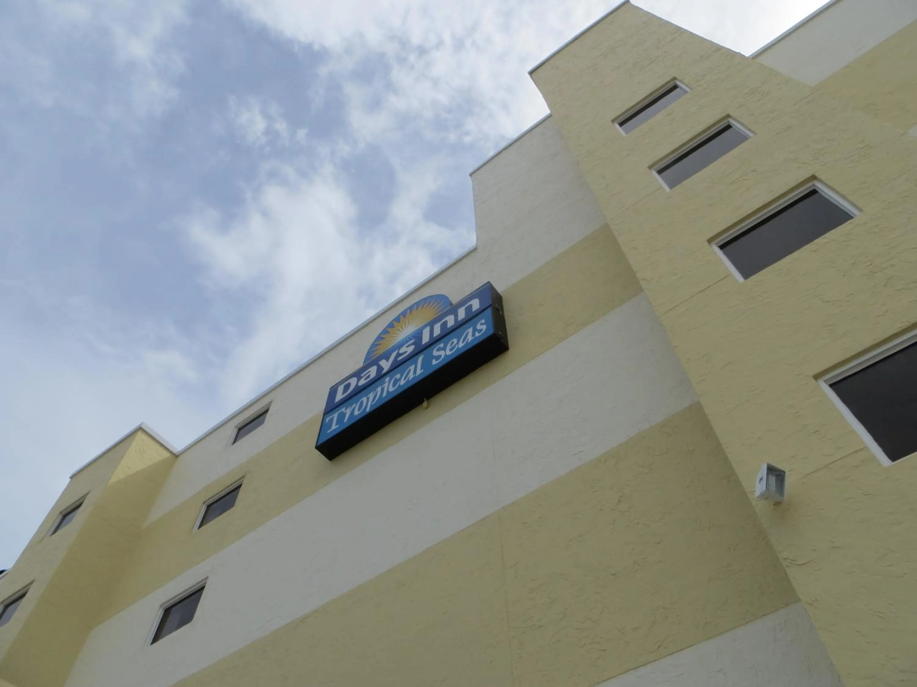 Facade/entrance in Days Inn by Wyndham Daytona Oceanfront