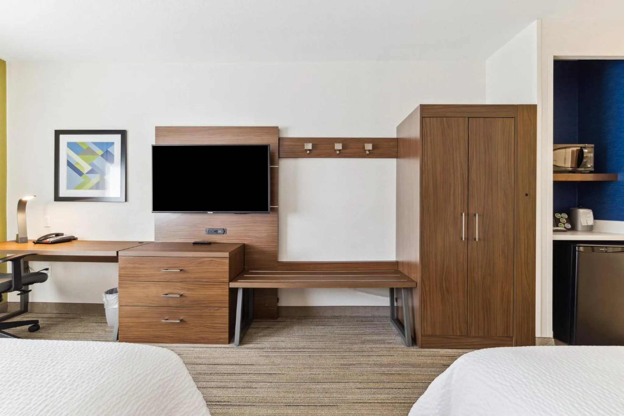 Photo of the whole room, Bed in Holiday Inn Express & Suites Mountain View Silicon Valley by IHG