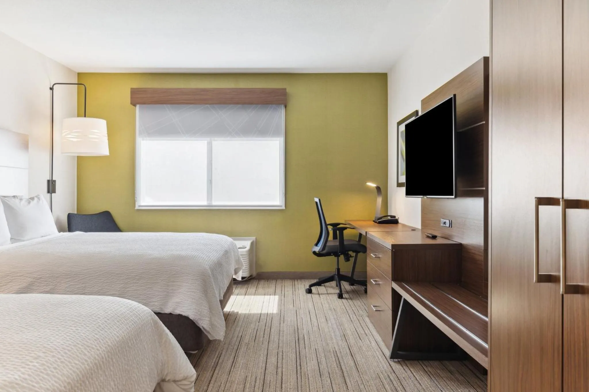 Photo of the whole room, Bed in Holiday Inn Express & Suites Mountain View Silicon Valley by IHG