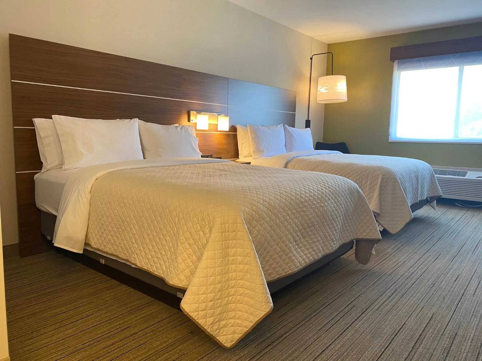 Photo of the whole room, Bed in Holiday Inn Express & Suites Mountain View Silicon Valley by IHG
