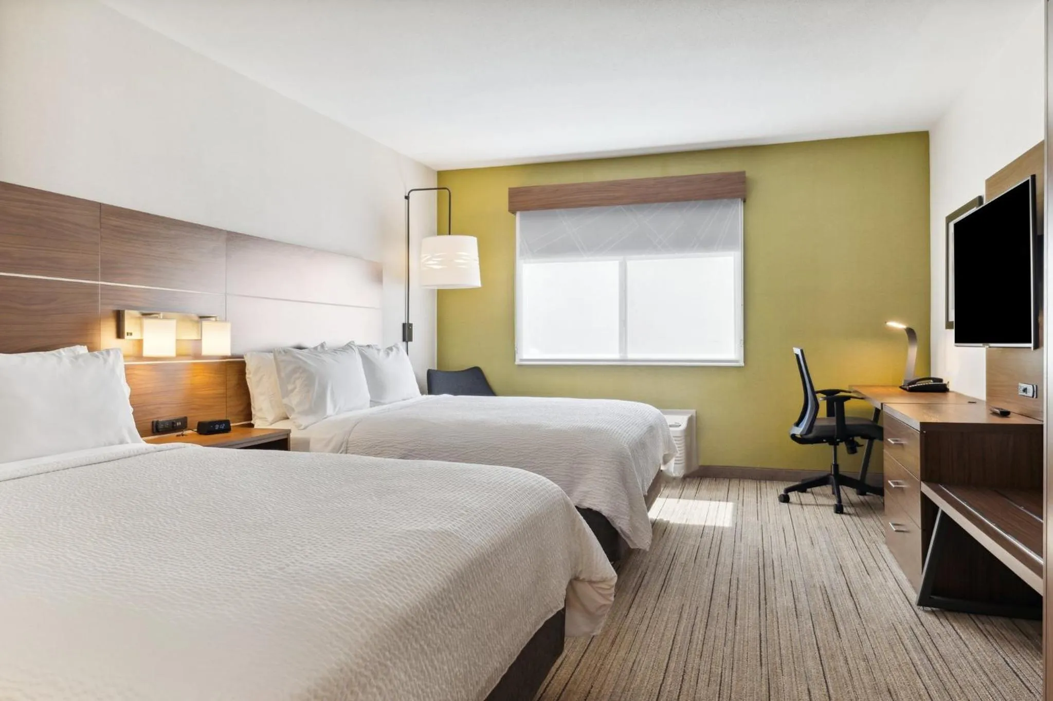 Photo of the whole room, Bed in Holiday Inn Express & Suites Mountain View Silicon Valley by IHG