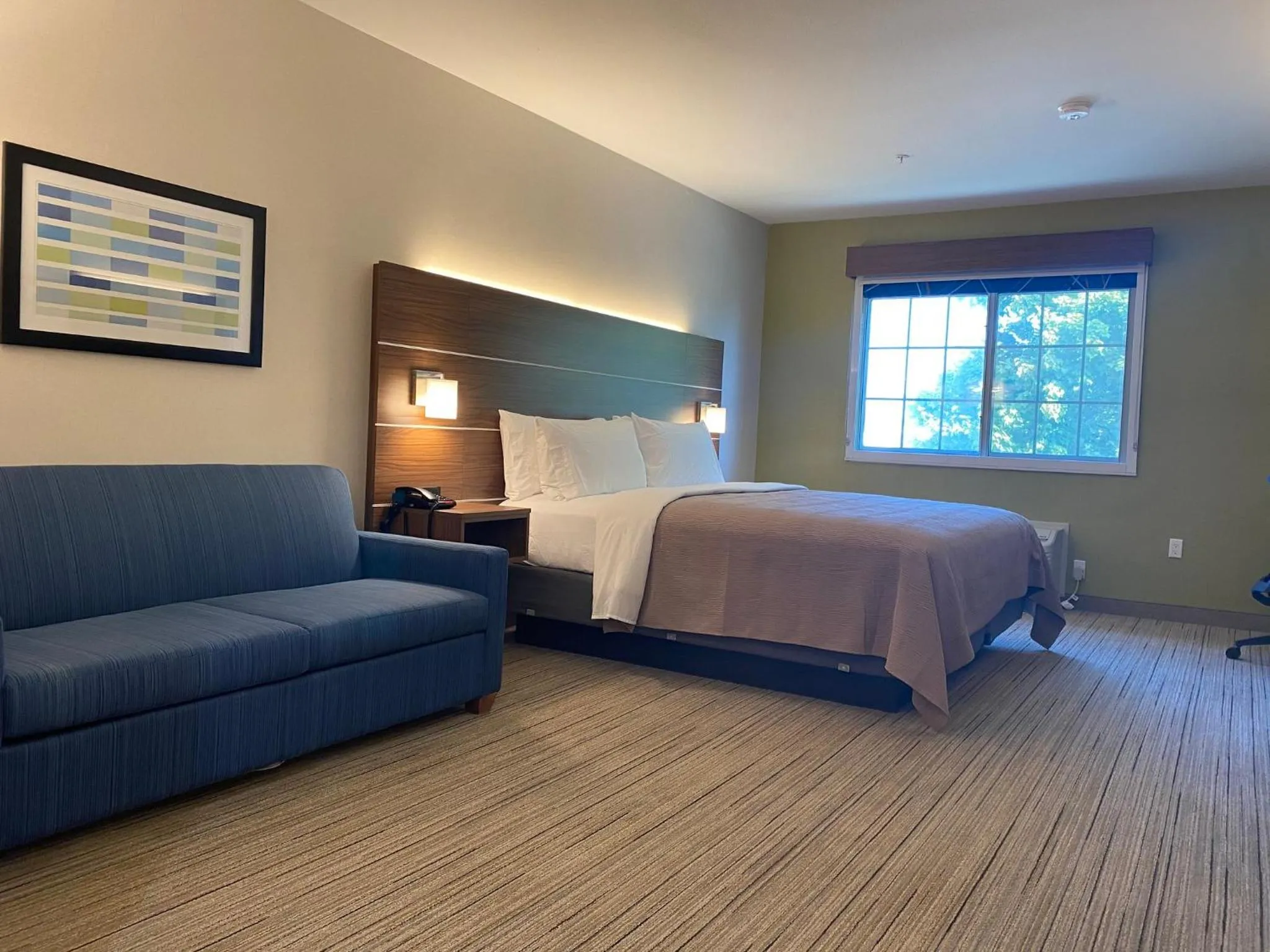 Photo of the whole room, Bed in Holiday Inn Express & Suites Mountain View Silicon Valley by IHG