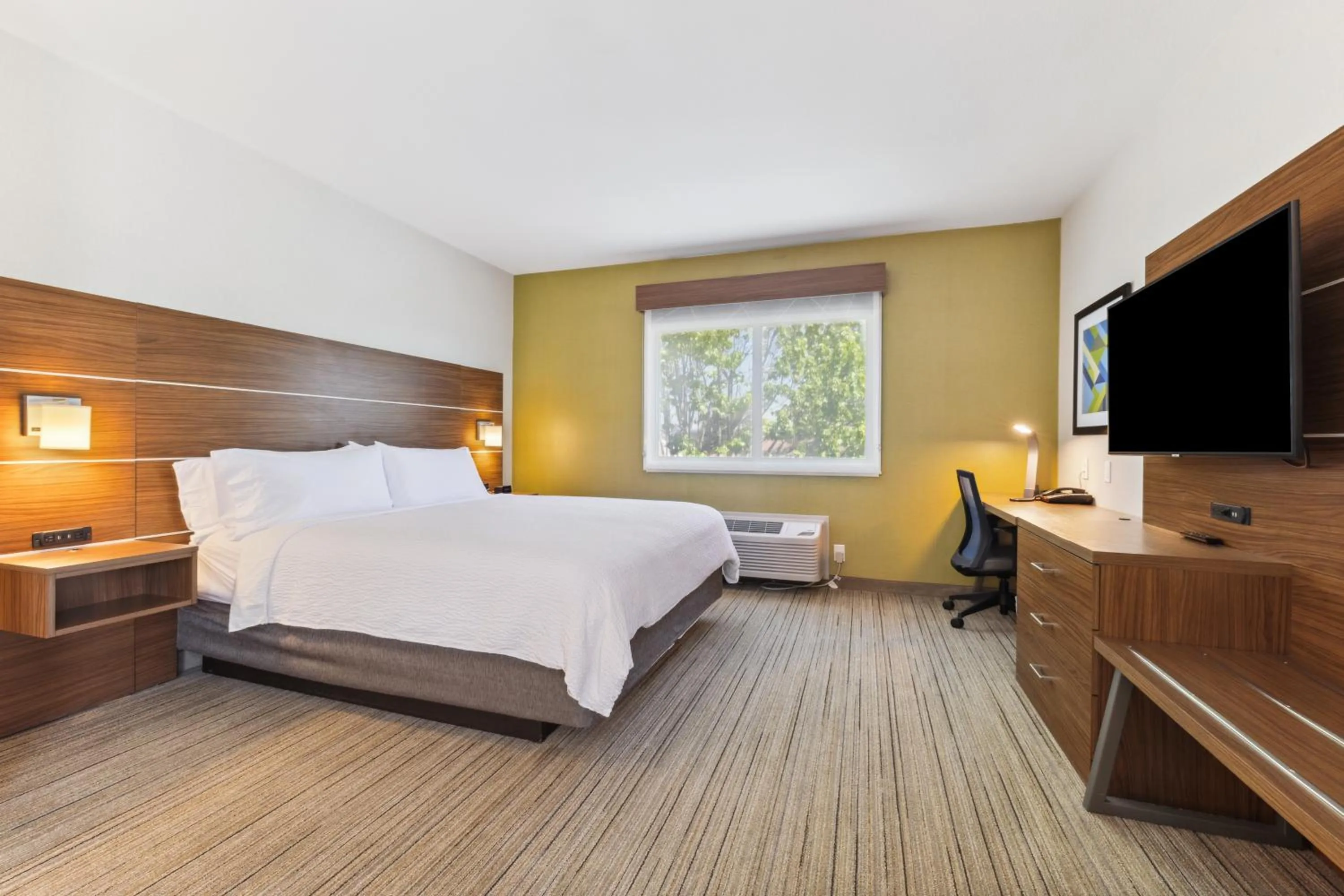 Bed in Holiday Inn Express & Suites Mountain View Silicon Valley by IHG