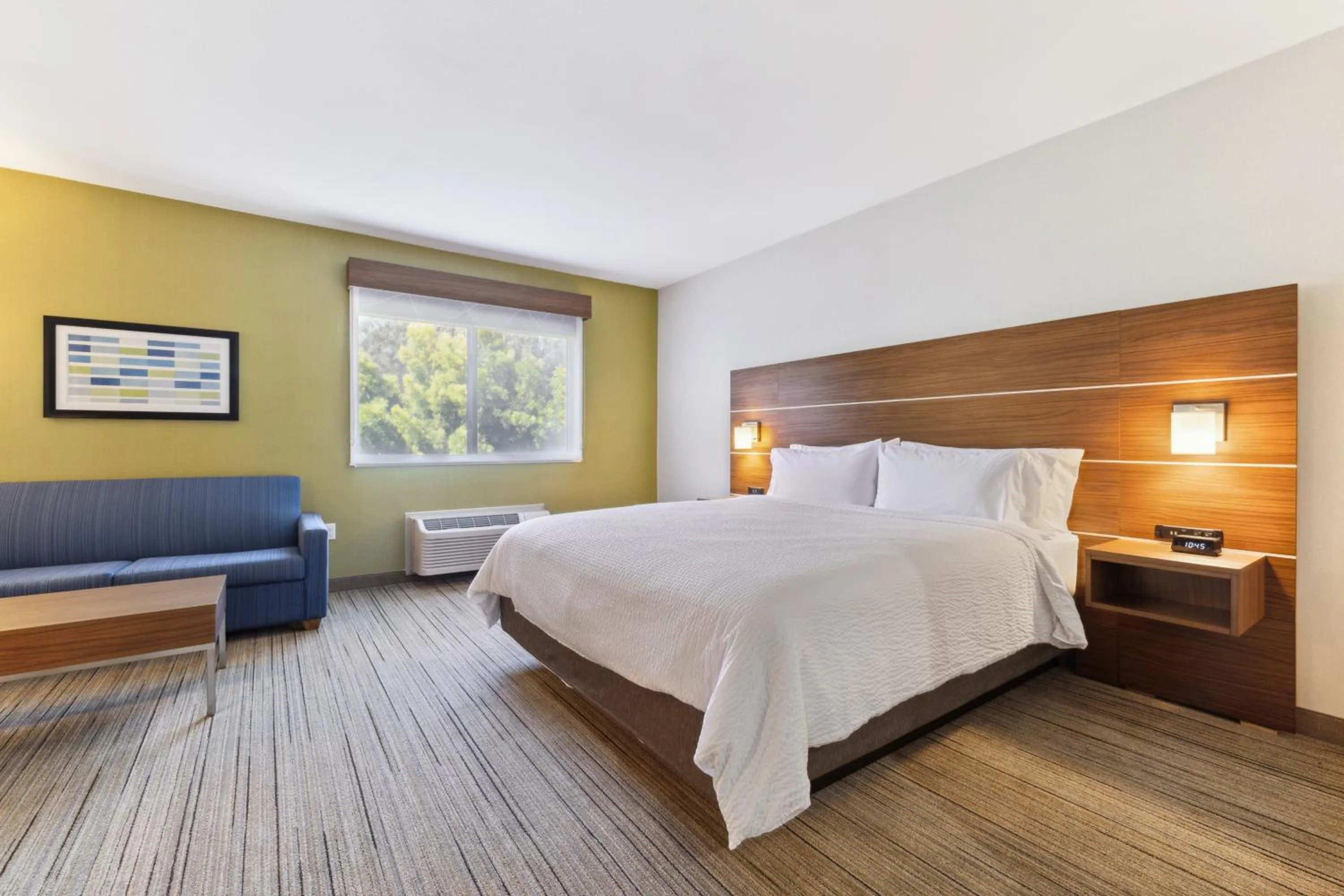 Bed in Holiday Inn Express & Suites Mountain View Silicon Valley by IHG
