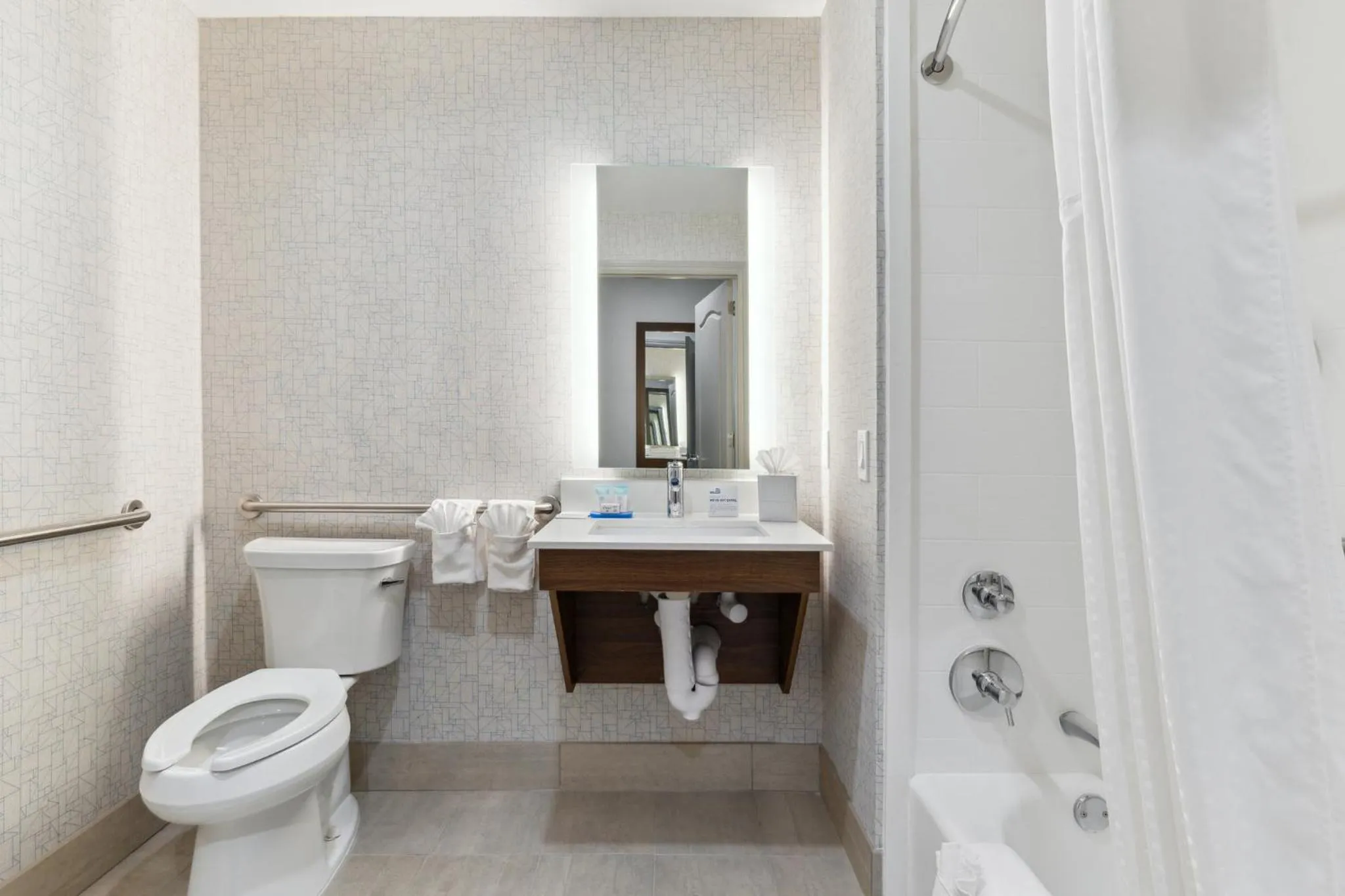 Photo of the whole room in Holiday Inn Express & Suites Mountain View Silicon Valley by IHG