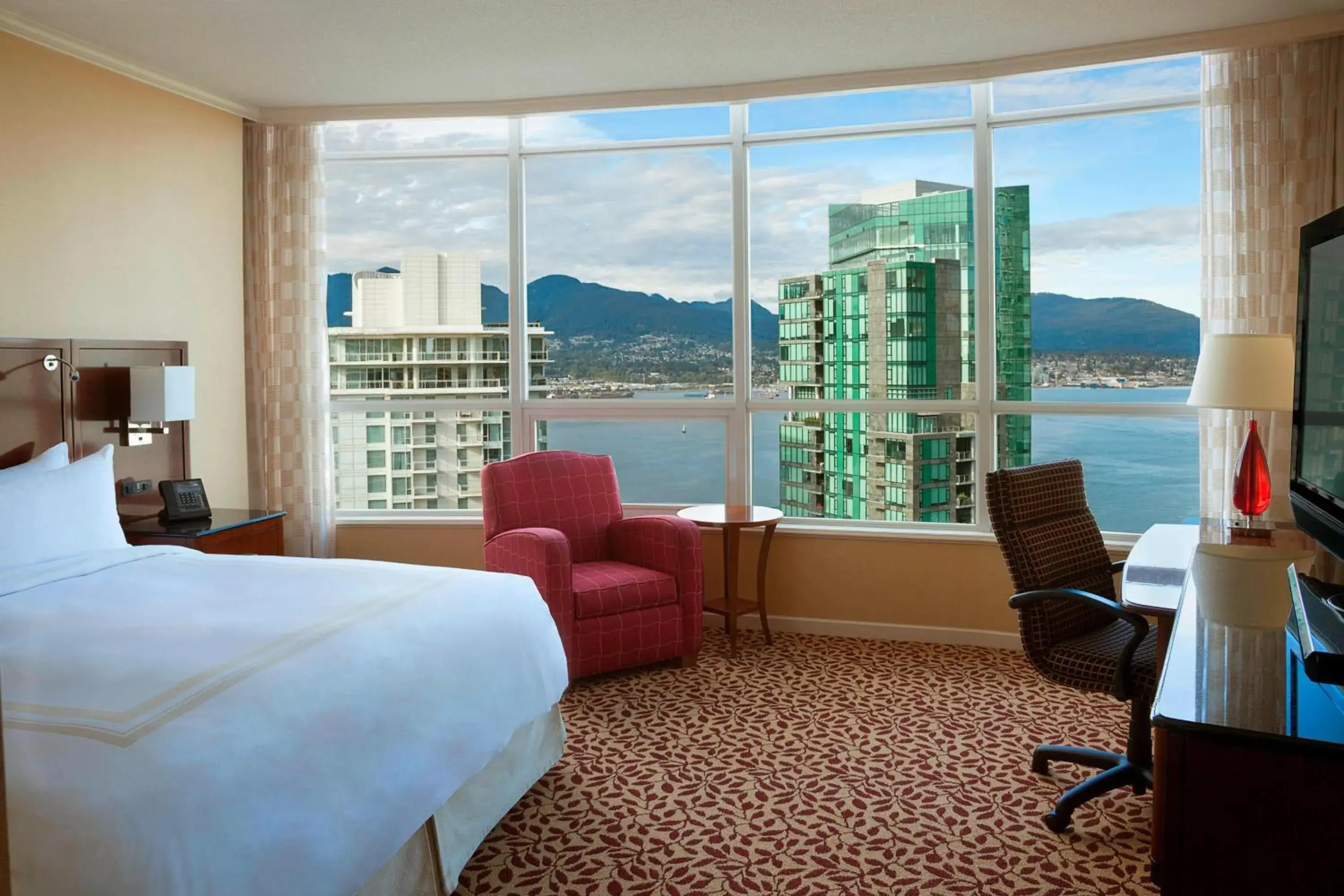 King Room with Harbor View in Vancouver Marriott Pinnacle Downtown Hotel King Room with Harbor View in Vancouver Marriott Pinnacle Downtown Hotel
