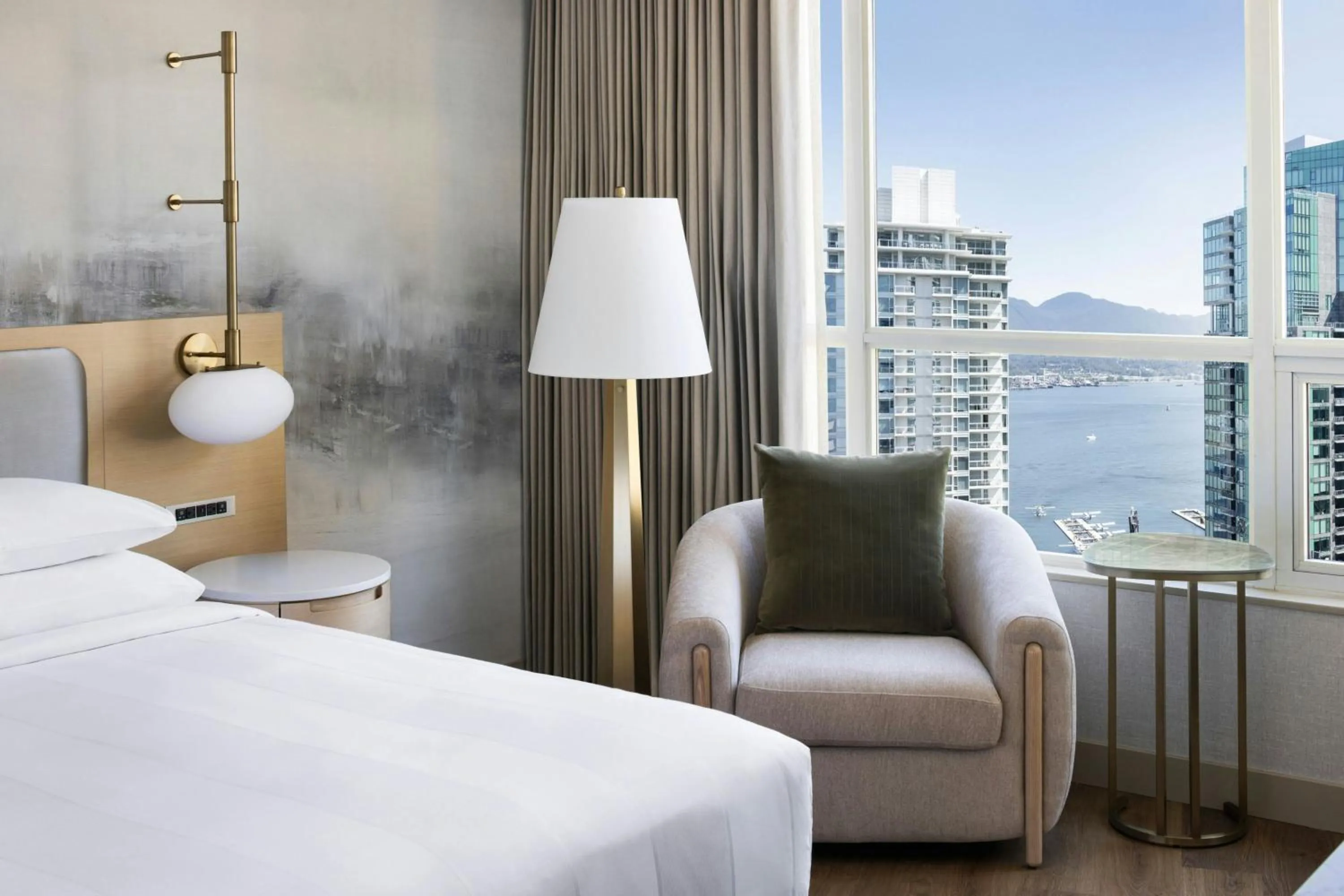 Photo of the whole room, Bed in Vancouver Marriott Pinnacle Downtown Hotel