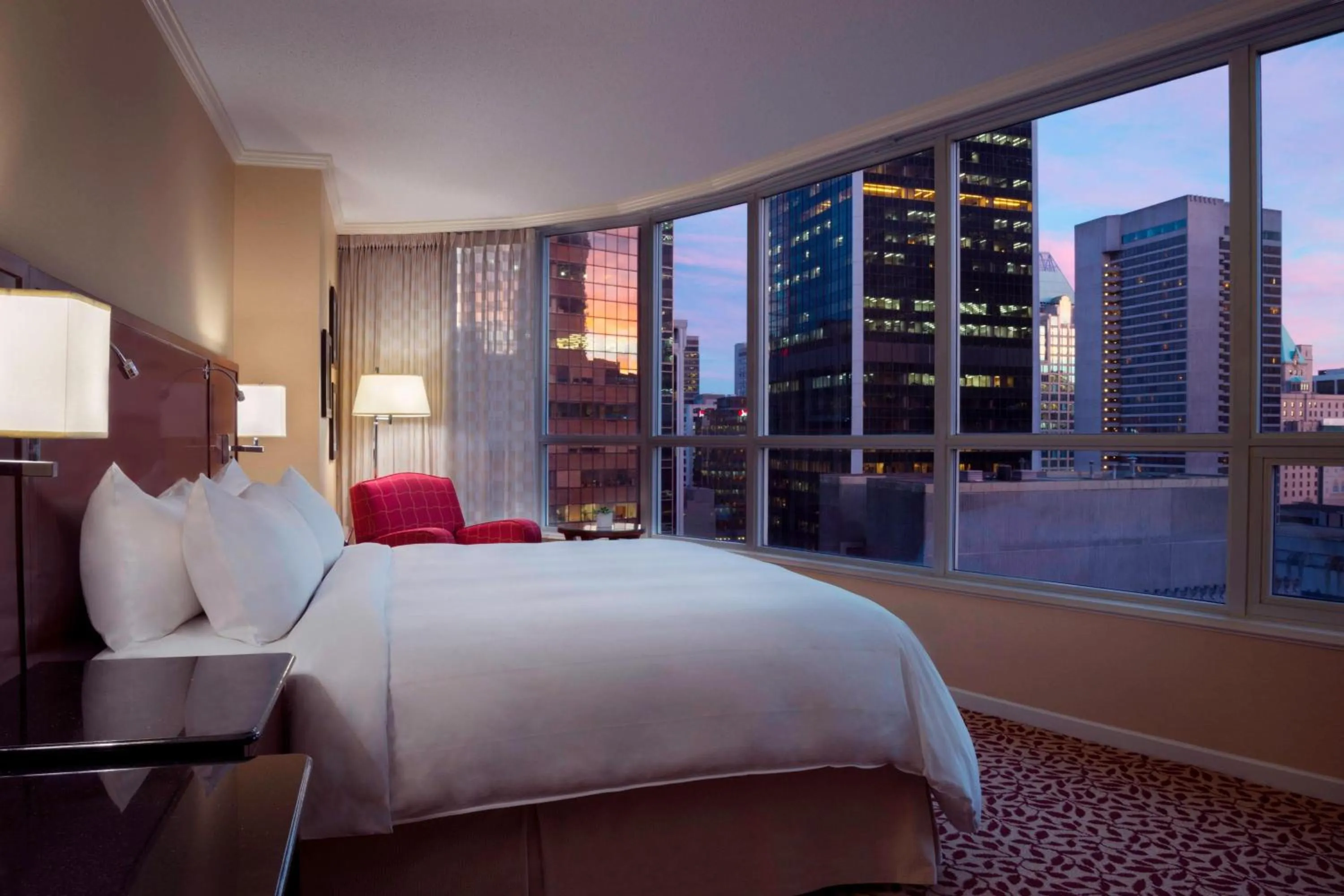 Photo of the whole room, Bed in Vancouver Marriott Pinnacle Downtown Hotel