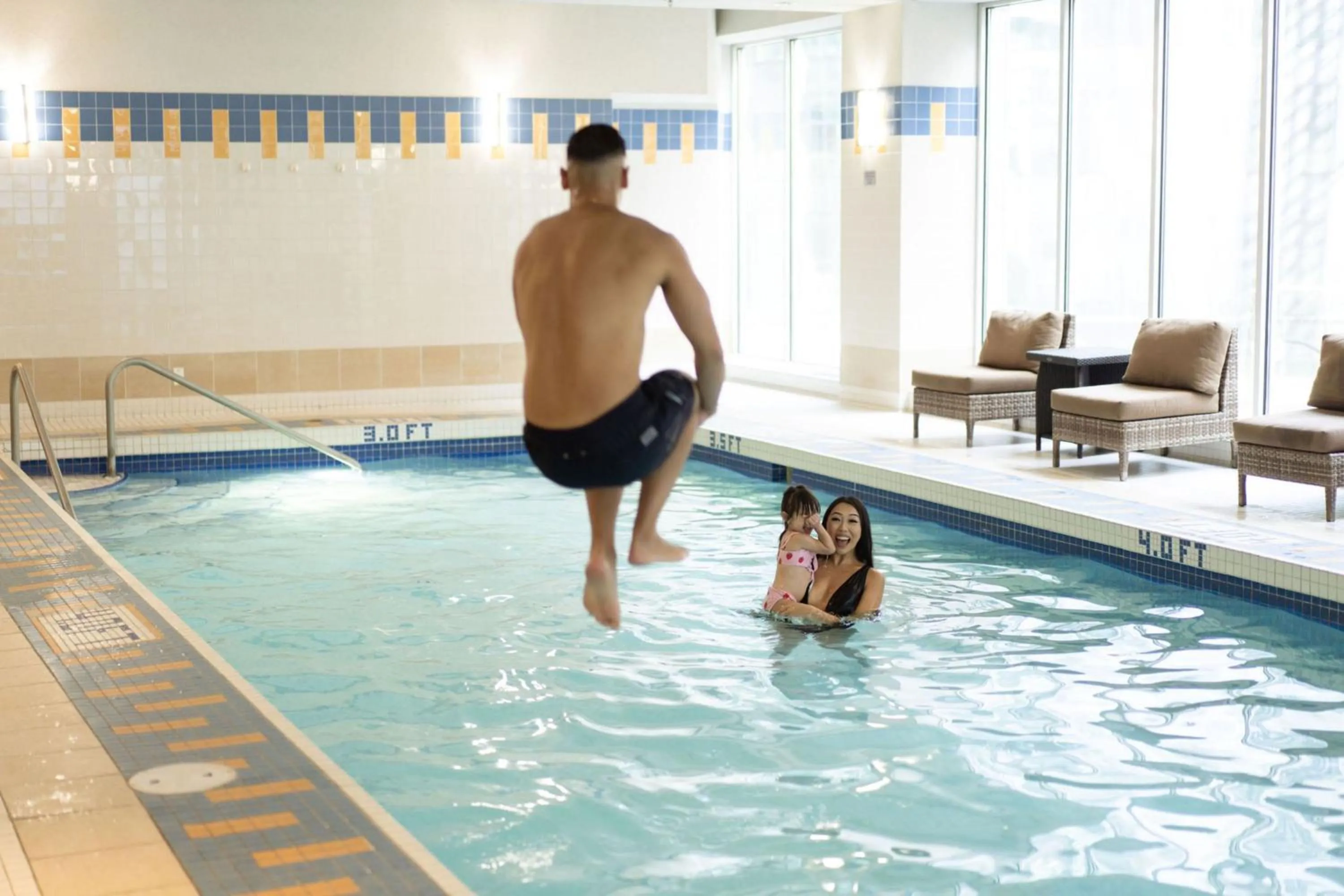 Swimming pool in Vancouver Marriott Pinnacle Downtown Hotel