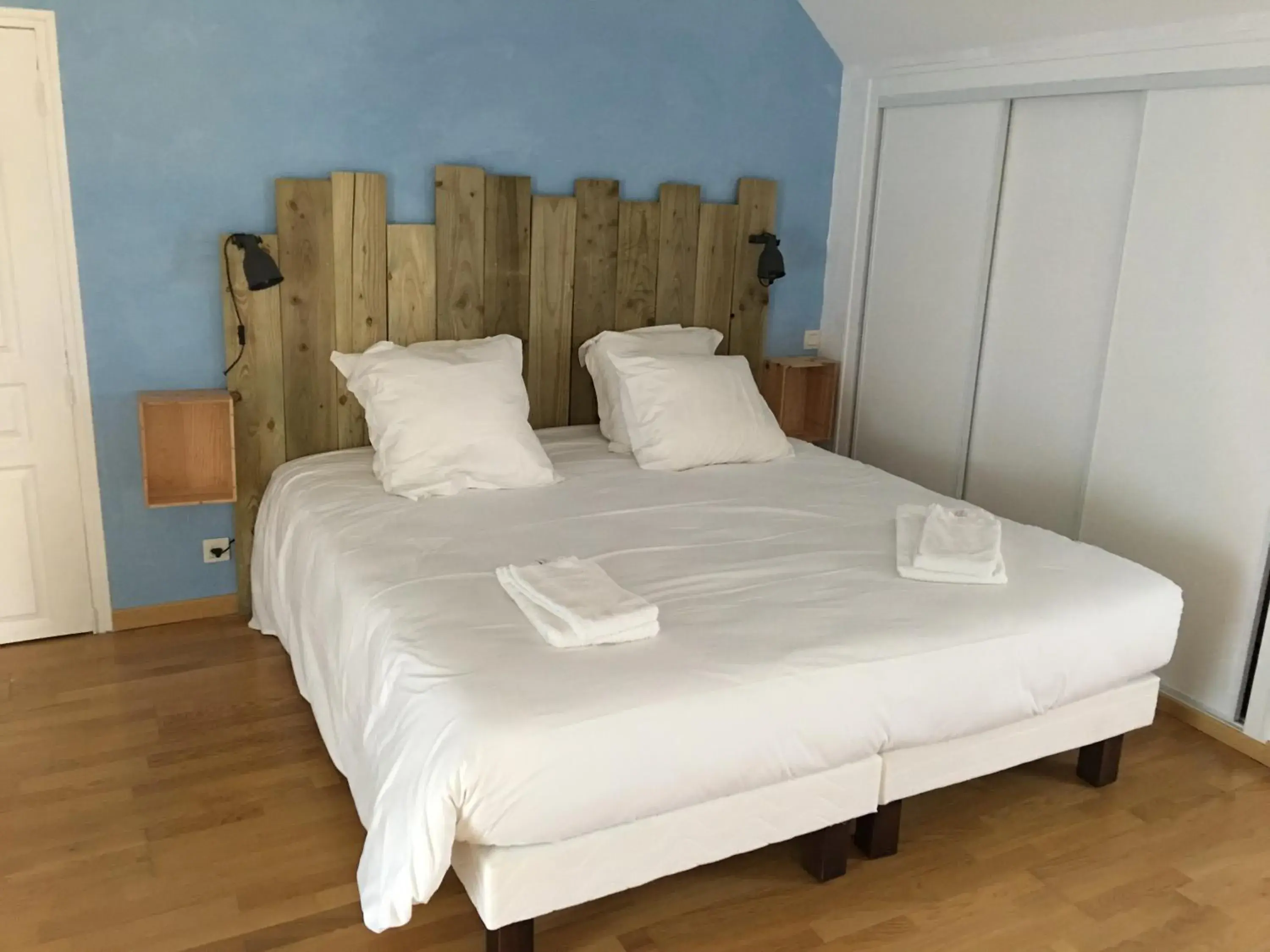 Quadruple Room with Shower in Les chambres de La Métairie du Dick Quadruple Room with Shower in Les chambres de La Métairie du Dick