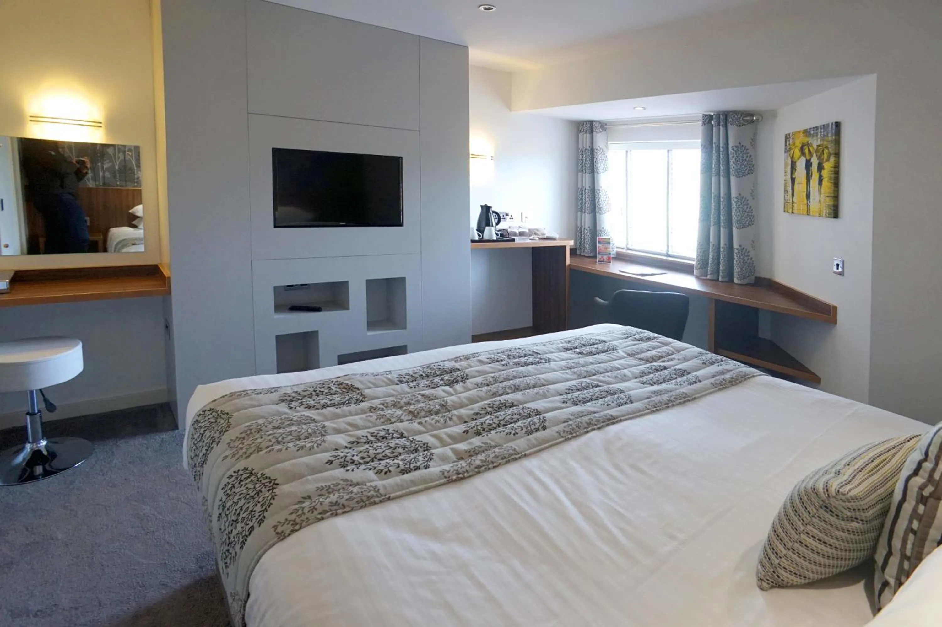 Shower, Bed in Damon’s Hotel