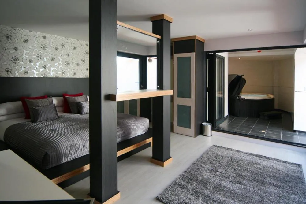 Photo of the whole room, Bed in Damon’s Hotel