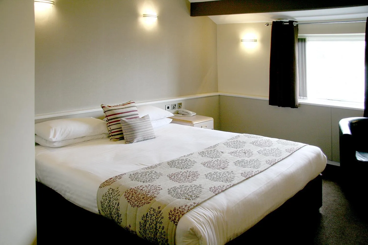 Bedroom, Bed in Damon’s Hotel