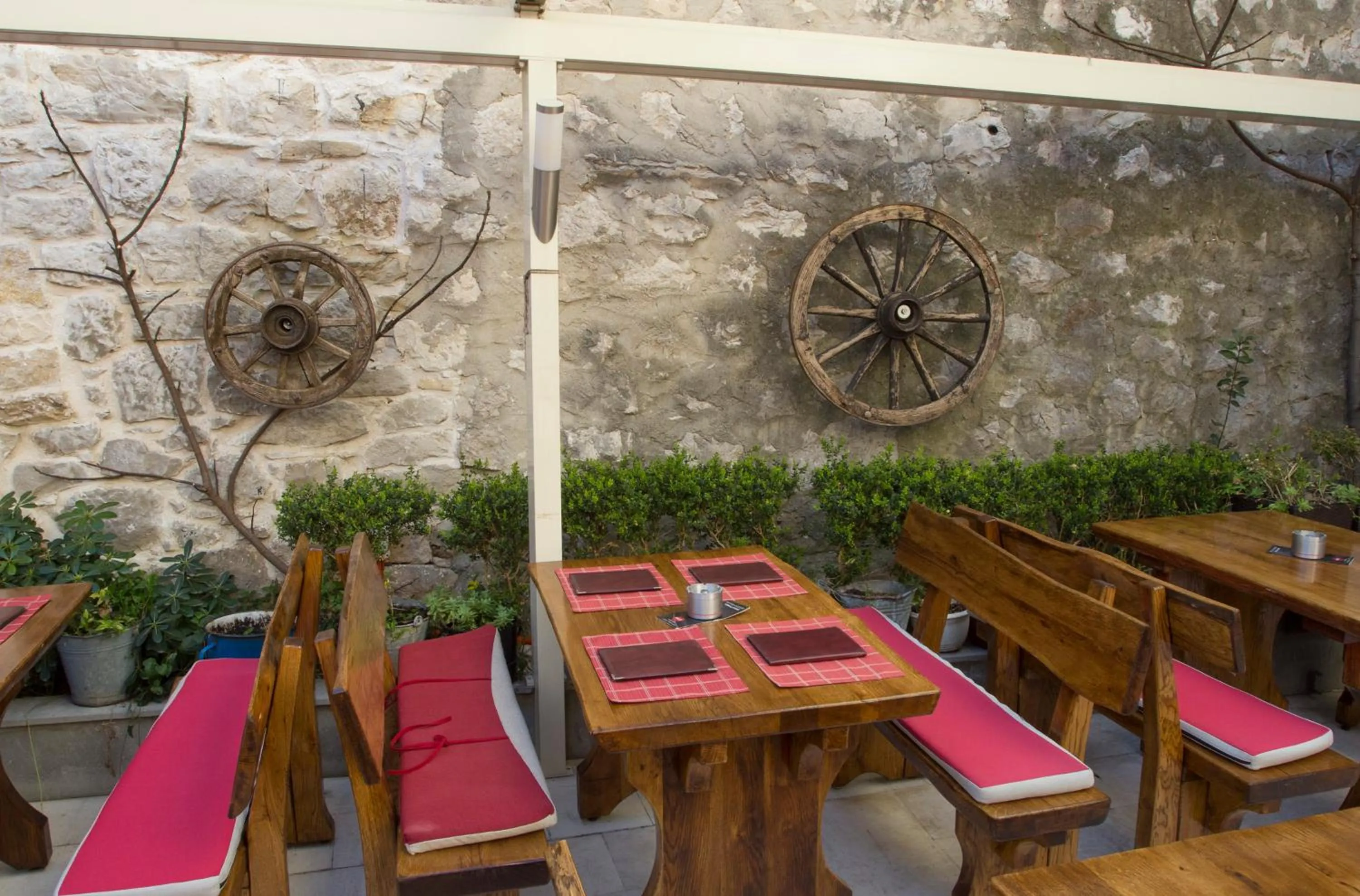 Restaurant/places to eat in Aspalathos Residence