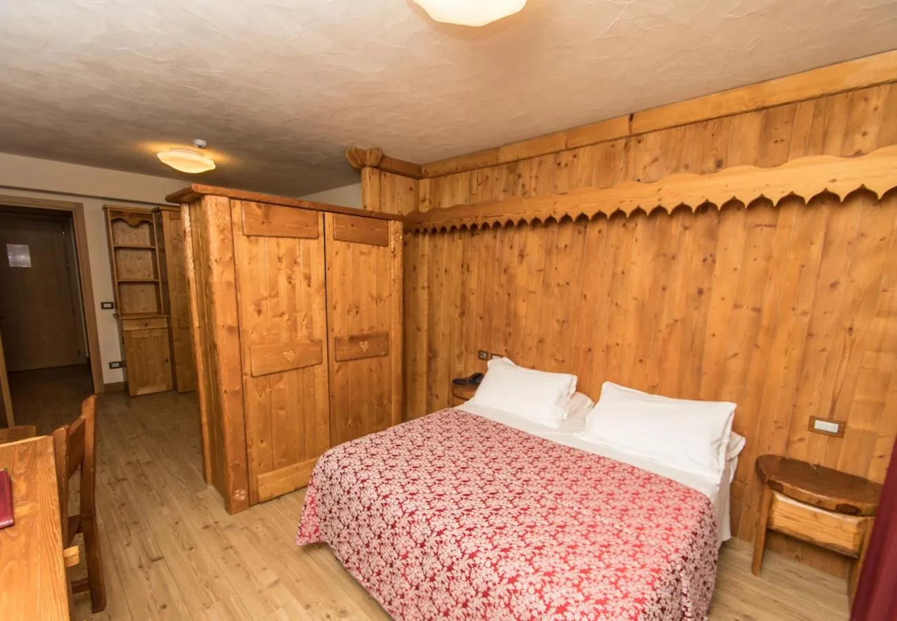 Bed in Limone Palace Aparthotel