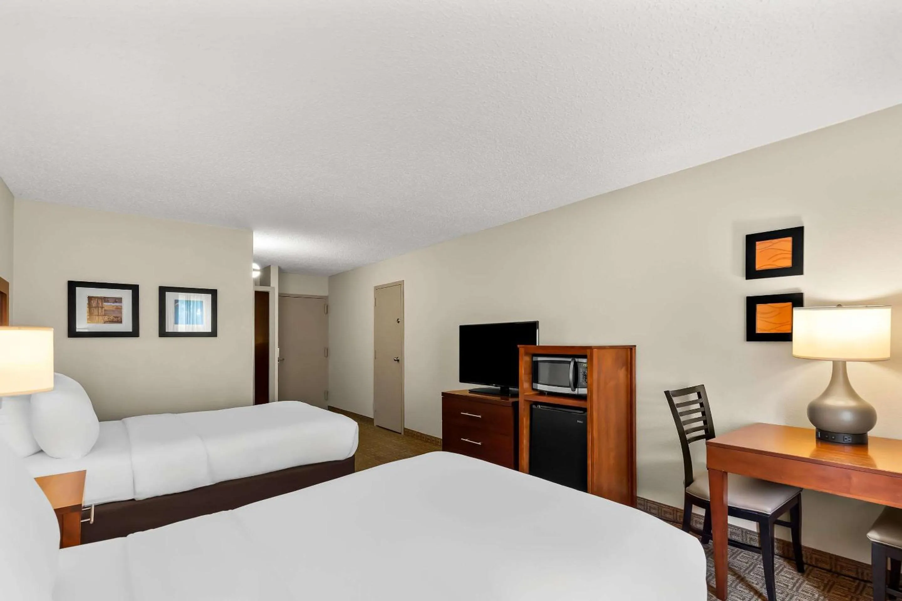 Bedroom, Bed in Comfort Inn St Louis - Westport Event Center