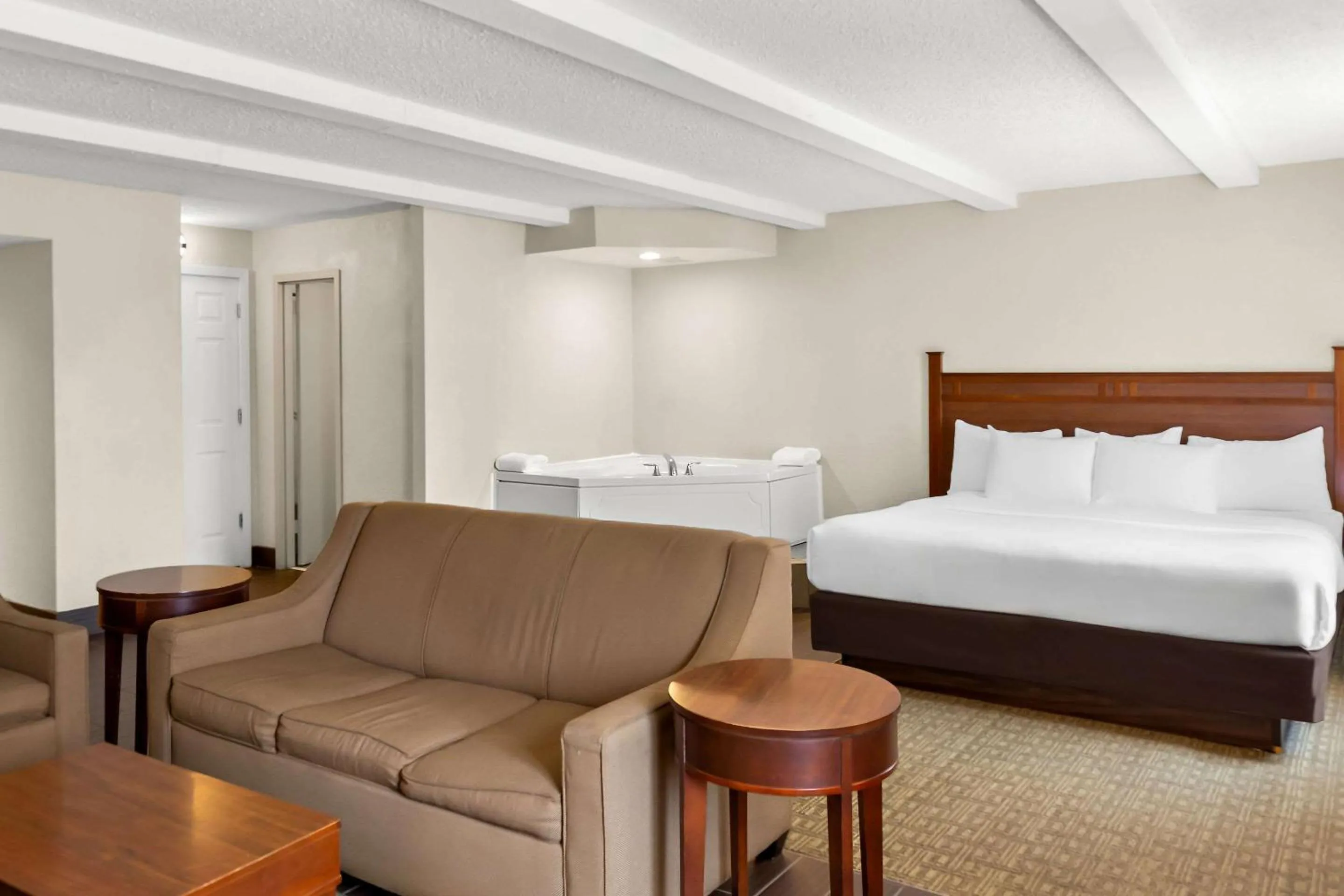 Bedroom, Bed in Comfort Inn St Louis - Westport Event Center