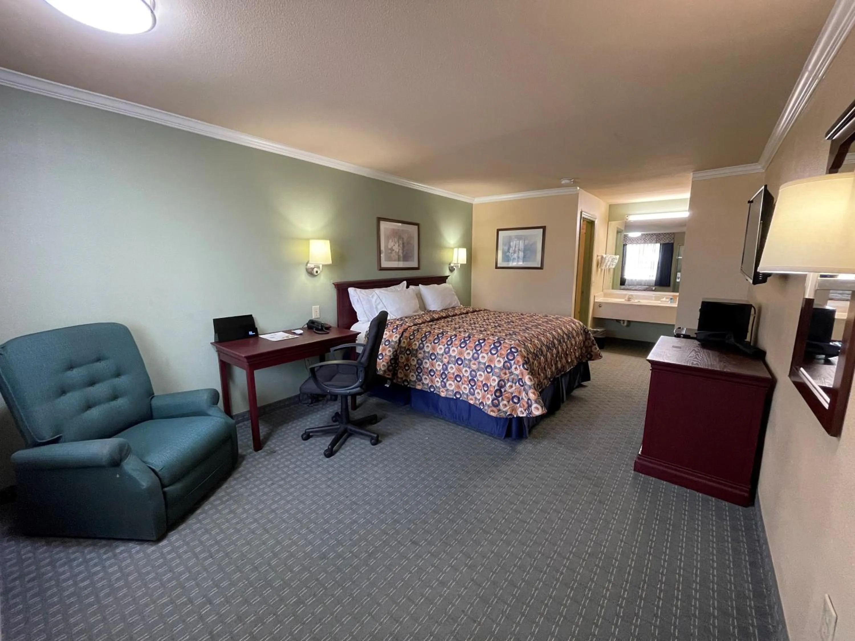 Photo of the whole room, Bed in Americas Best Value Inn Hobby Airport