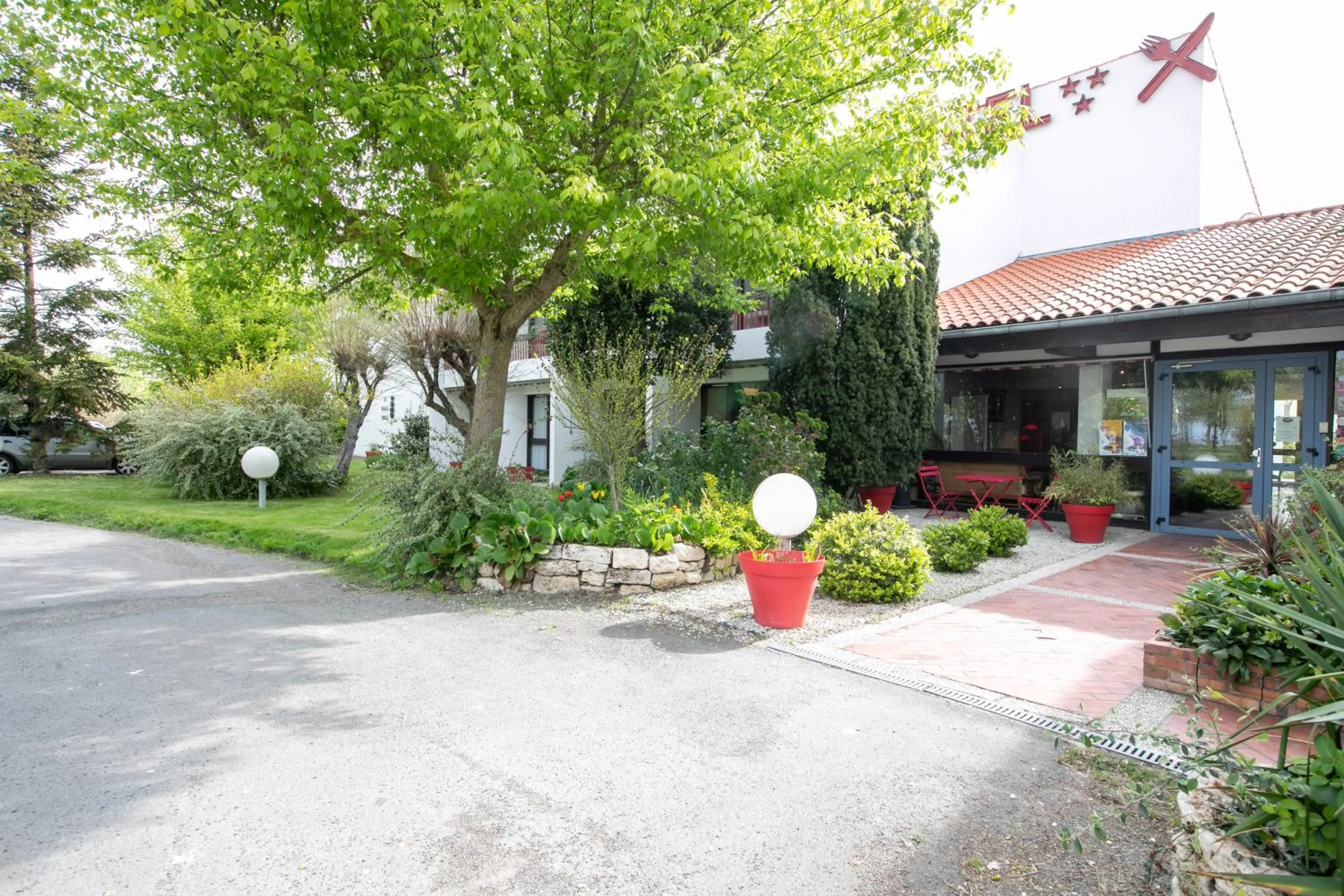 Property building in Hôtel-Restaurant La Belle Poule - Contact Hotel