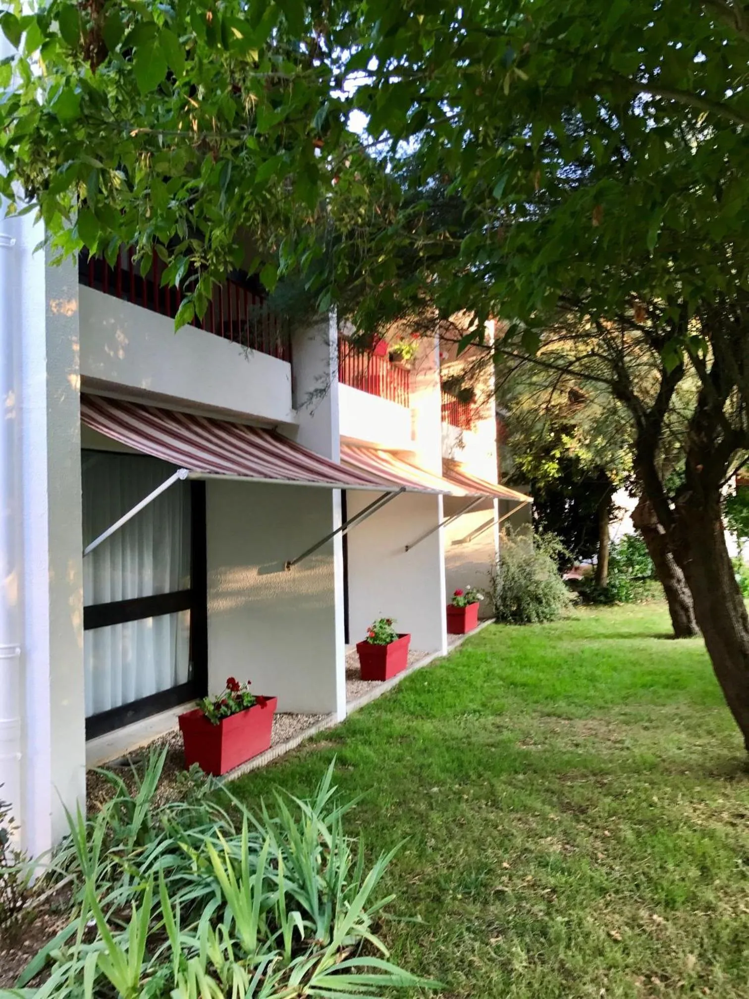 Property building in Hôtel-Restaurant La Belle Poule - Contact Hotel